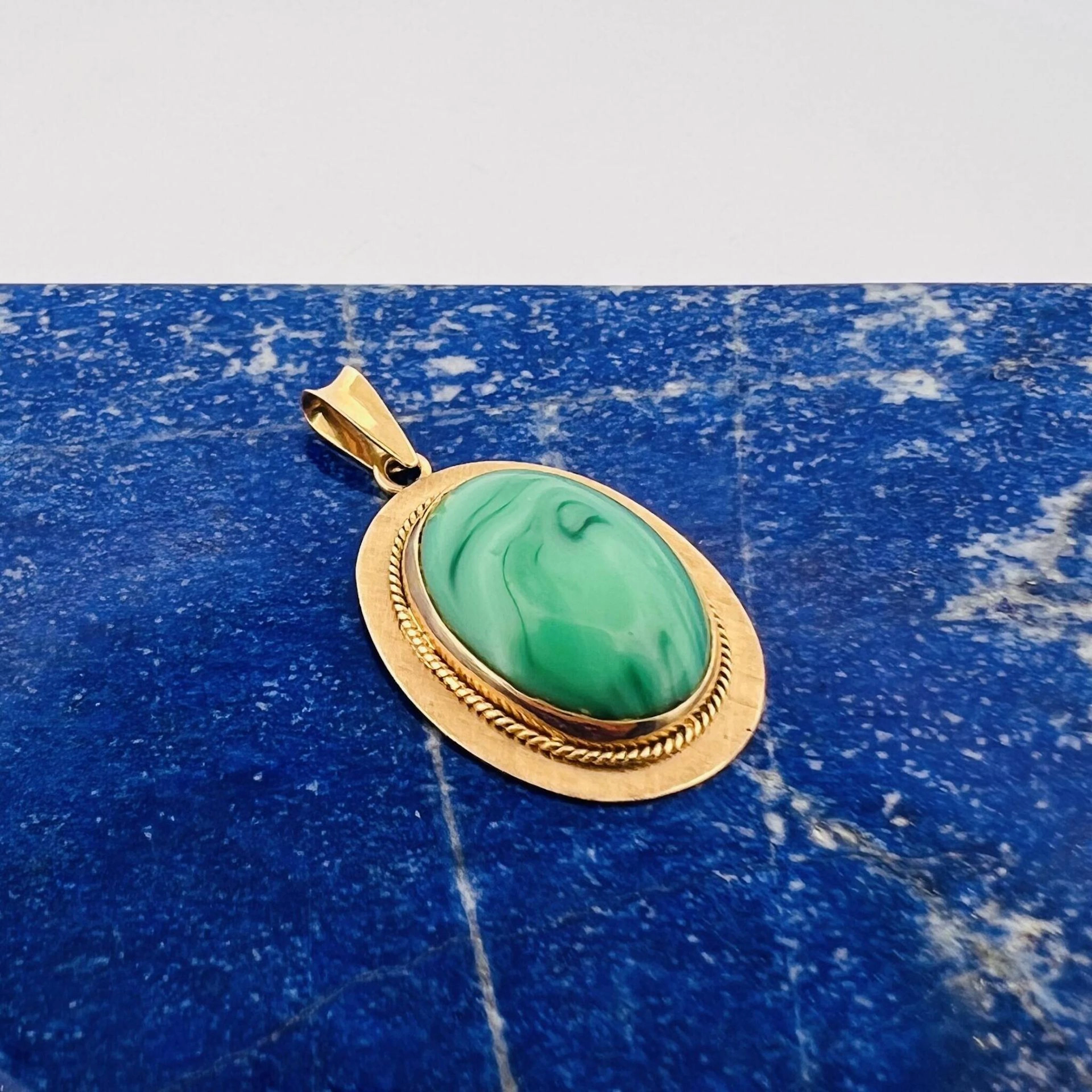 Oval pendant in twisted and guilloché yellow gold (750), set - Lot 97