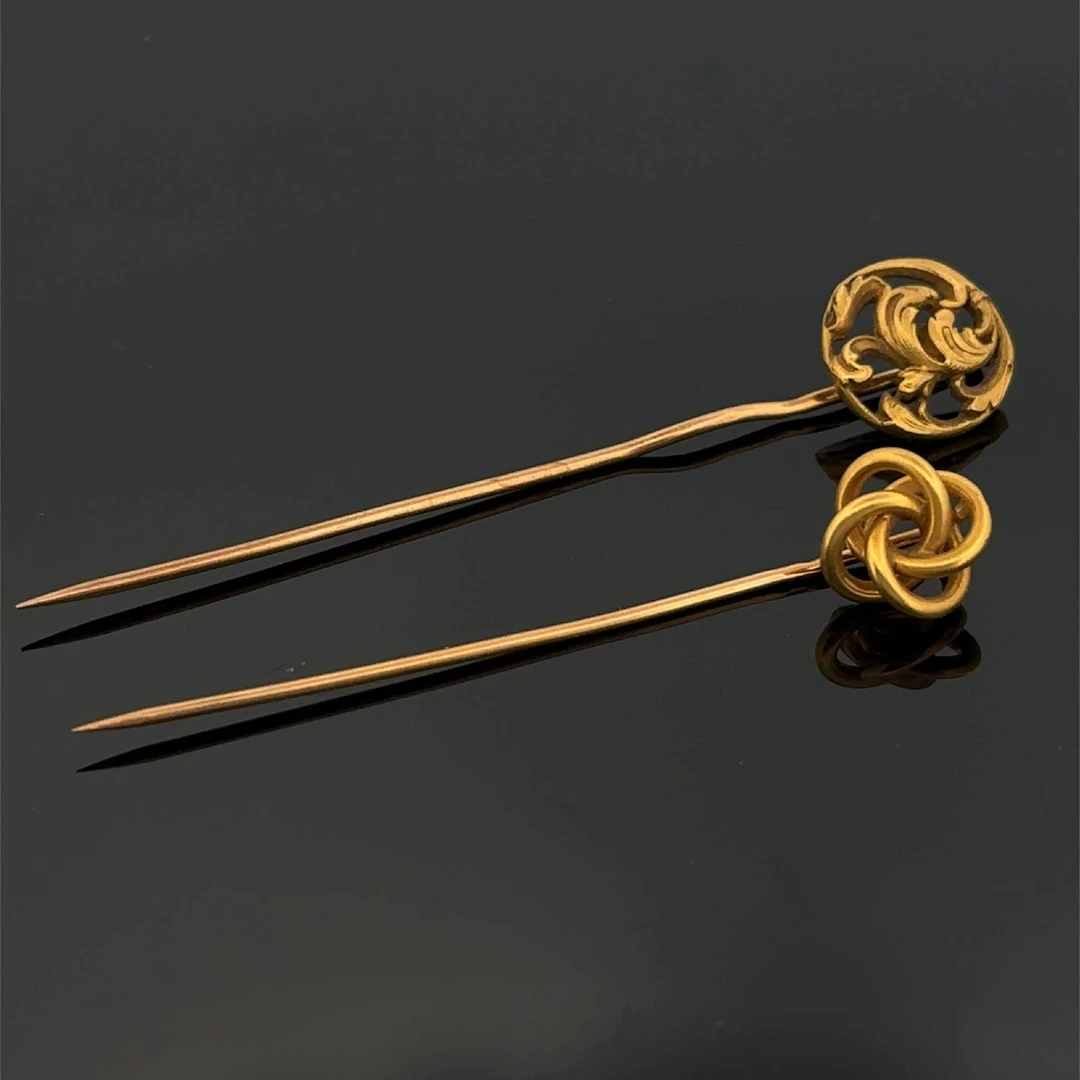 Two 18K yellow gold tie pins, one decorated with a scroll mo - Lot 311