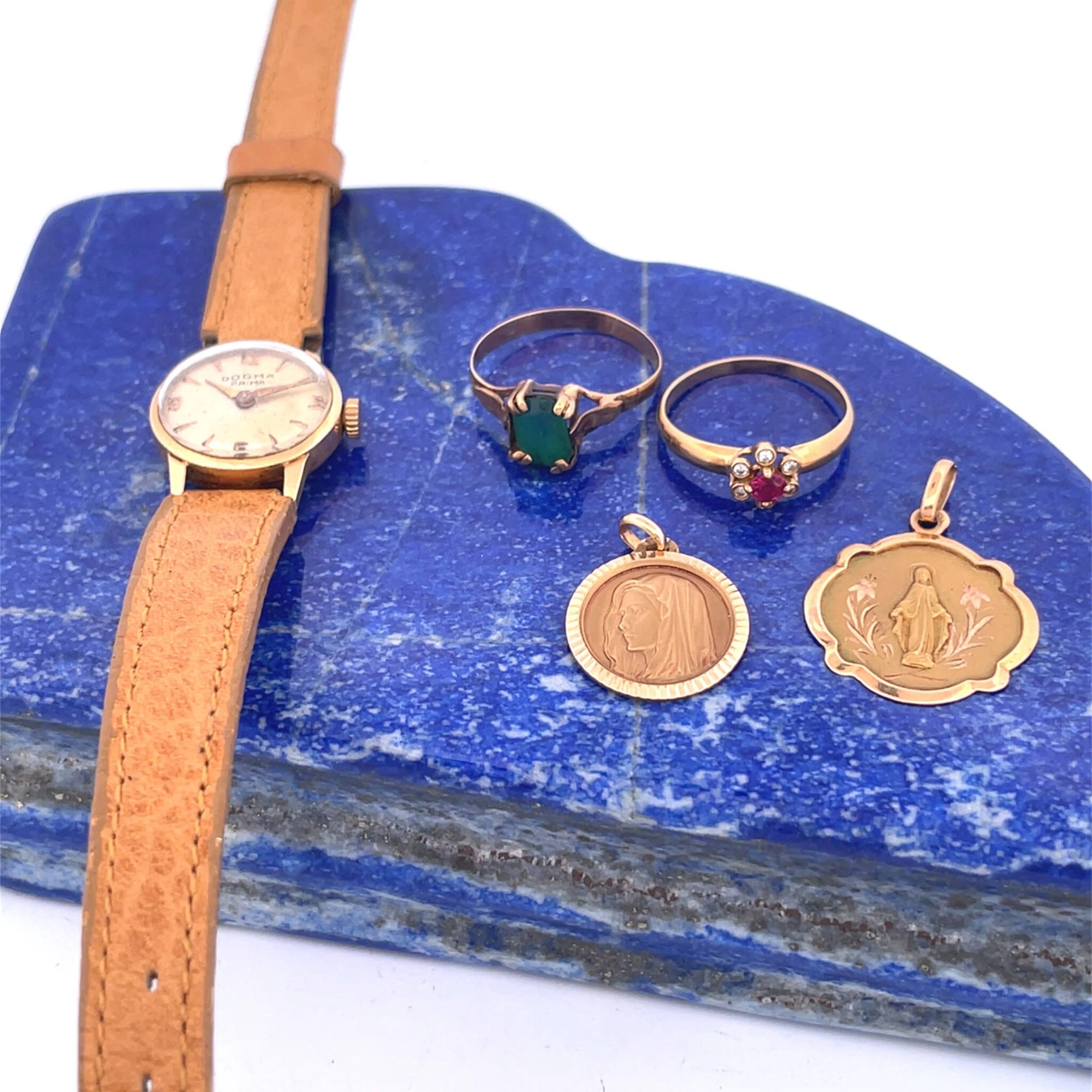 Set in yellow gold (750) consisting of: - Lot 233