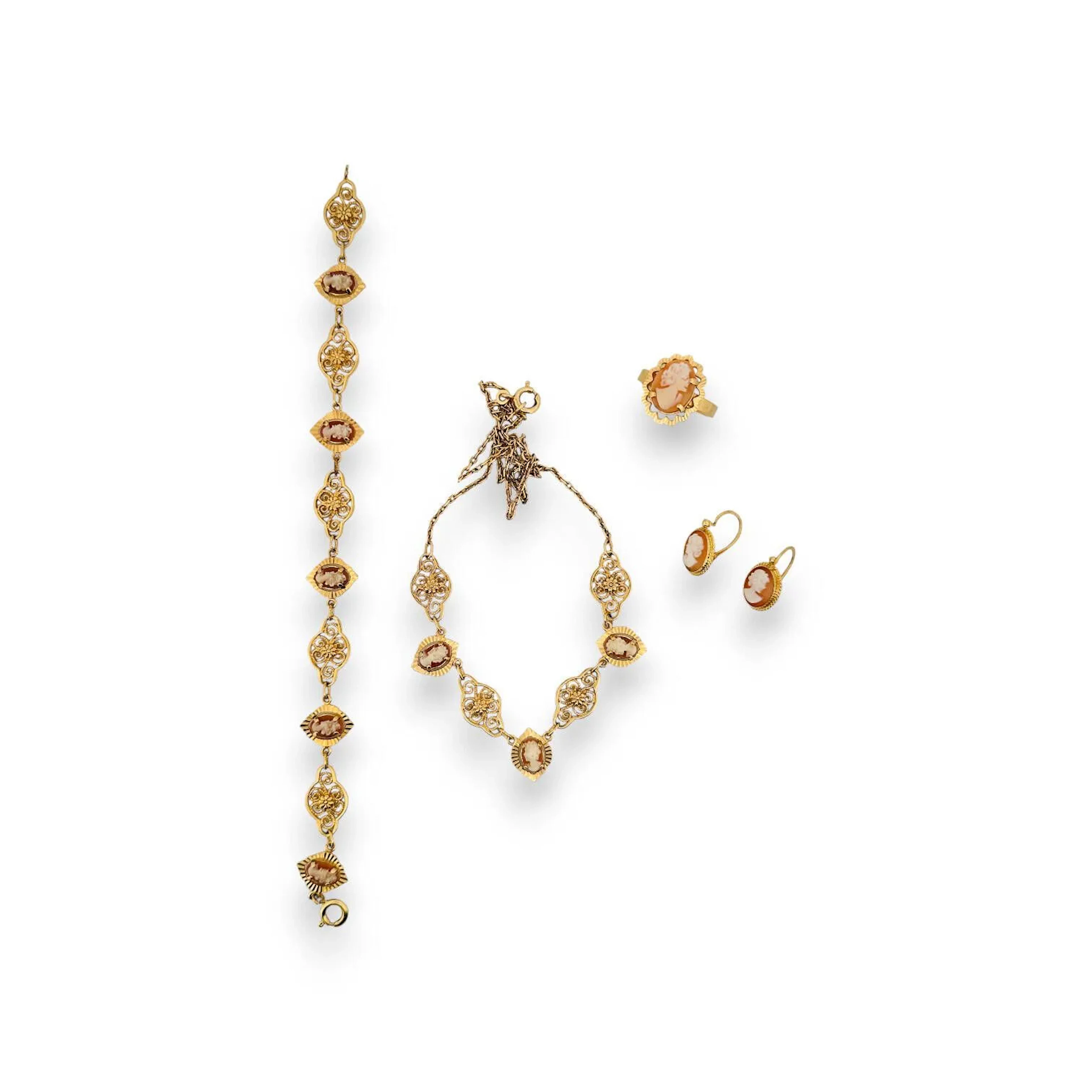 Une paire de boucles d'oreille à décor de camées, la monture en or jaune 18k (750 millièmes). Poids brut : 2.20 g. On y joint une parure en plaqué or composée de camées : une bague, un bracelet et un collier à maille orientale.