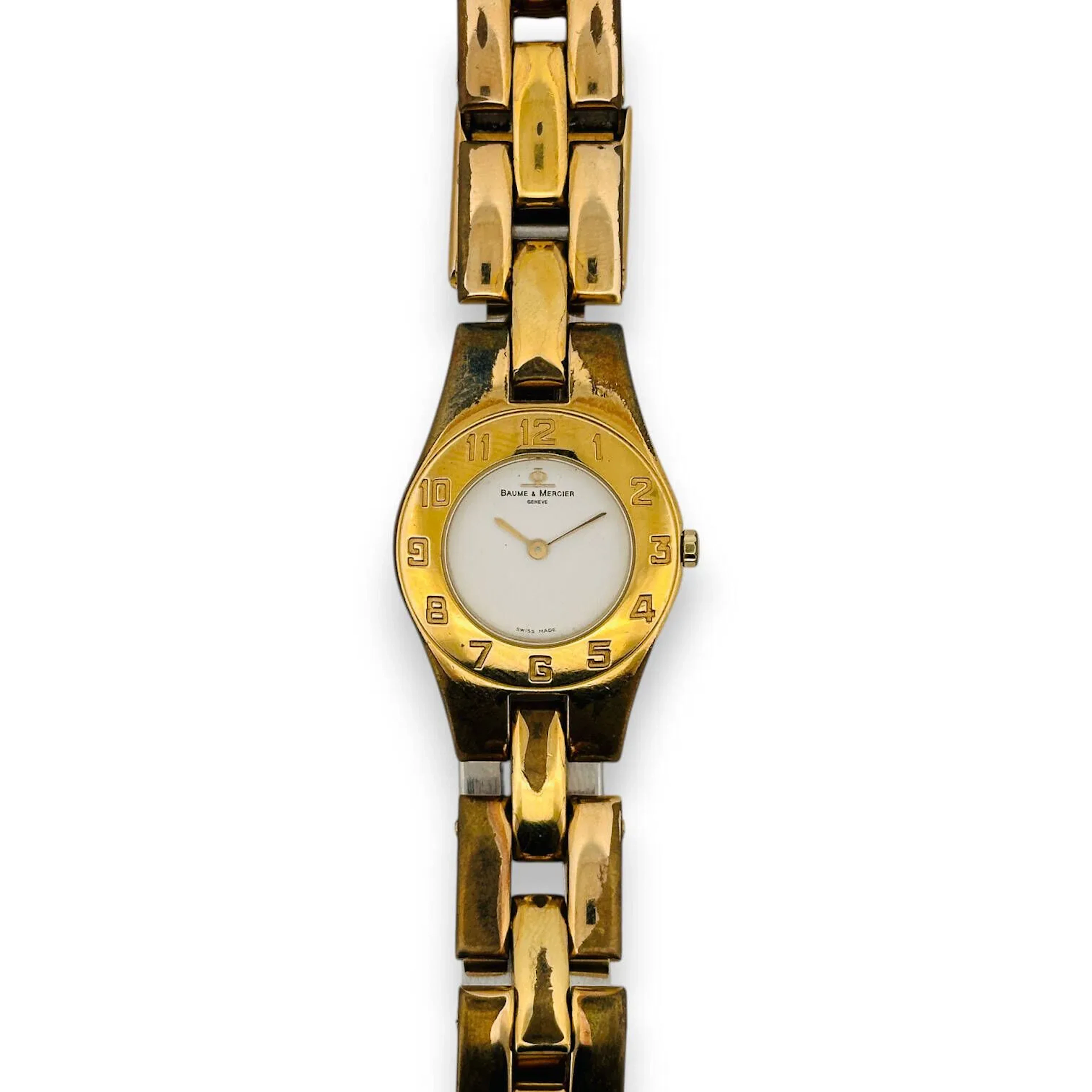 BAUME&MERCIER Montre bracelet de dame en métal doré, cadran à fond blanc, chiffres arabes gravés sur la lunette. Cadran et boitier signé. Le bracelet en métal doré à boucle déployante signée. Diam. : 24 mm (fortes traces d'oxydation au bracelet)