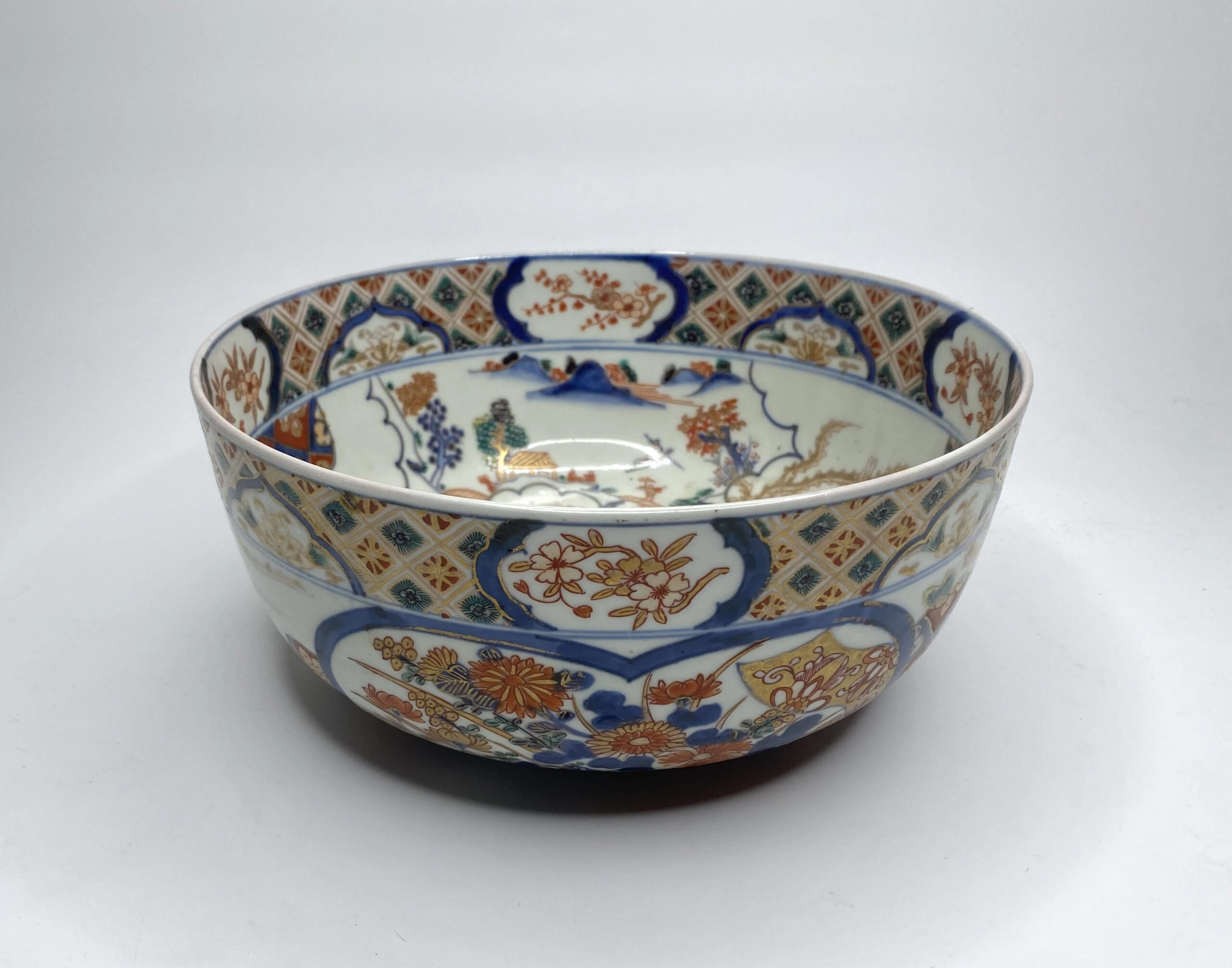 Imari porcelain bowl, Japan, c. 1890. Meiji Period.
