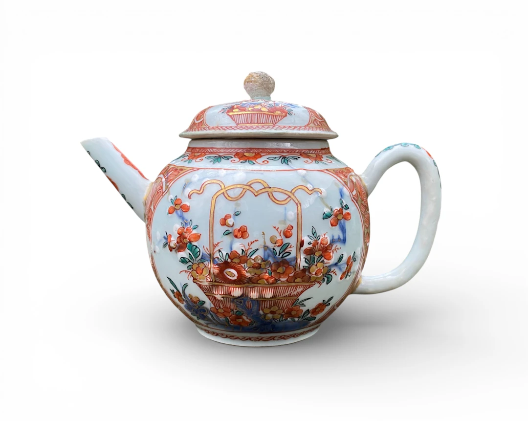Chinese porcelain teapot Amsterdam Bont decoration, 18th Century.