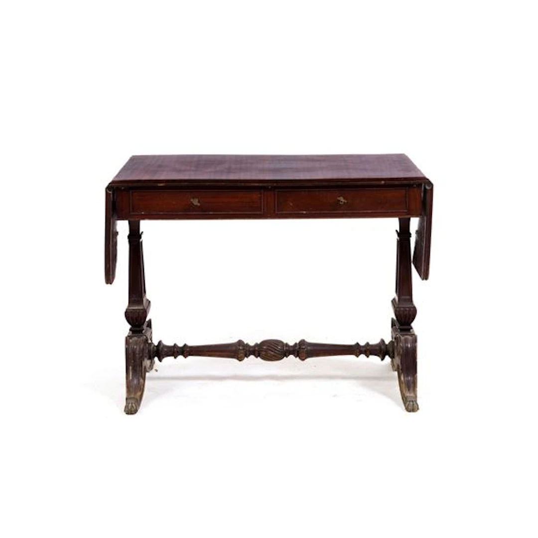 Scrivania con piano ad alette in legno intagliato. XX secolo