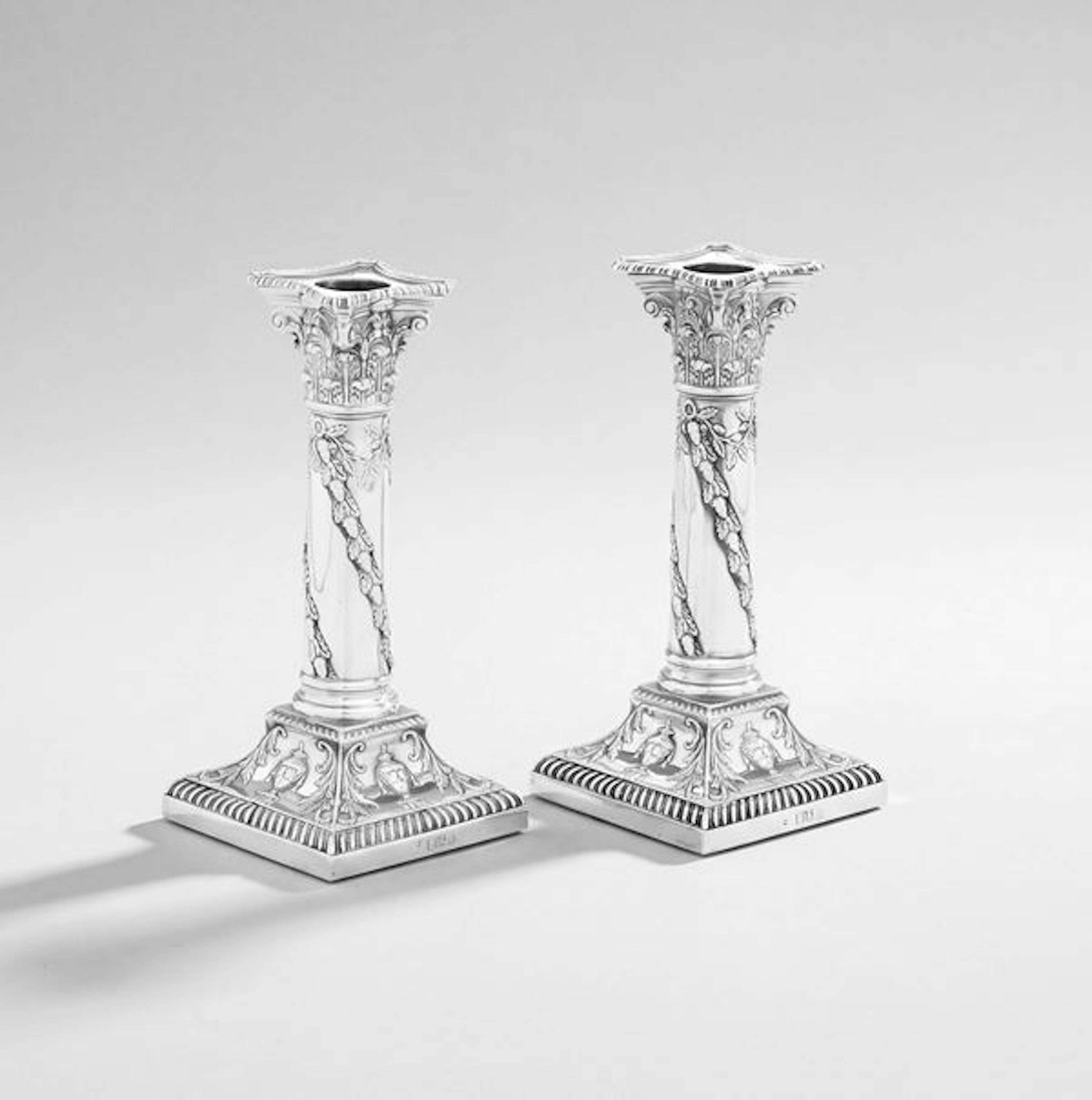 Coppia di candelieri a colonna. Londra, XIX-XX secolo. Marchi consunti
