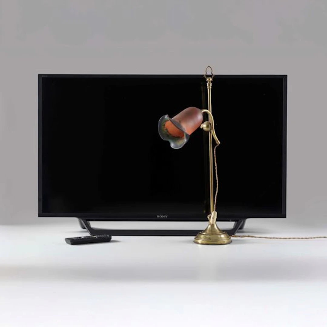 Una lampada da tavolo e un televisore Sony