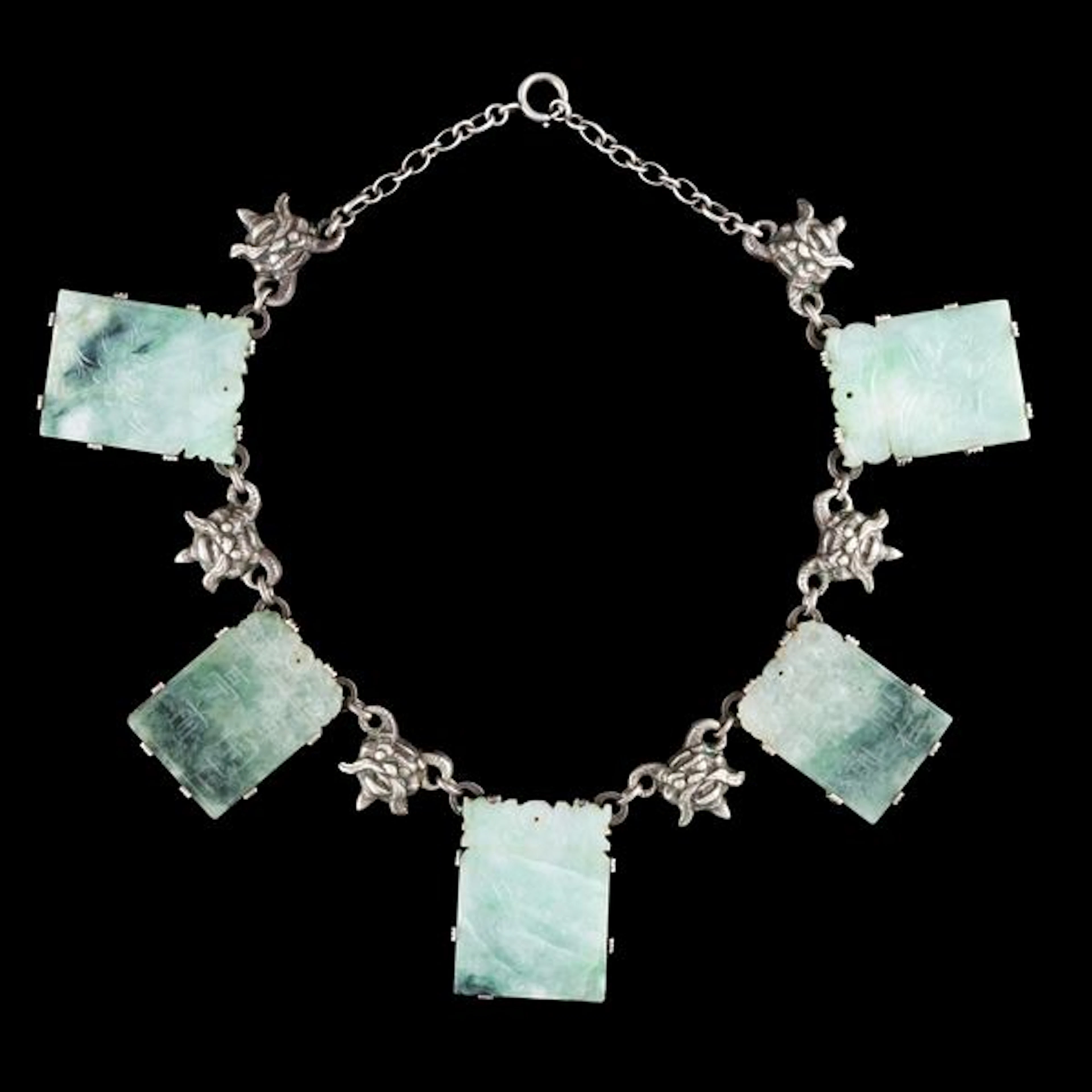 Collana con placche in giada verde con decori incisi e iscrizioni
