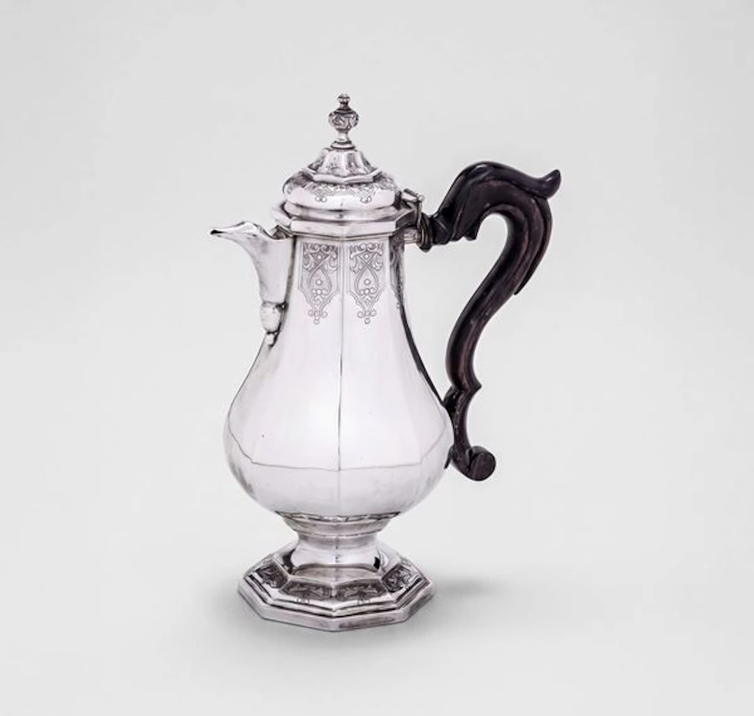 Una caffettiera di gusto settecentesco con decori alla âBerainâ.