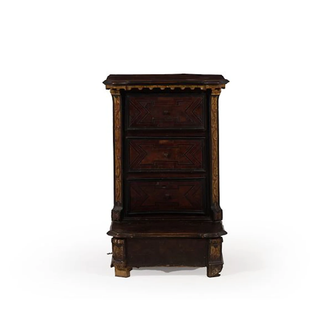 Inginocchiatoio in legno intagliato con profili dorati. XVIII secolo