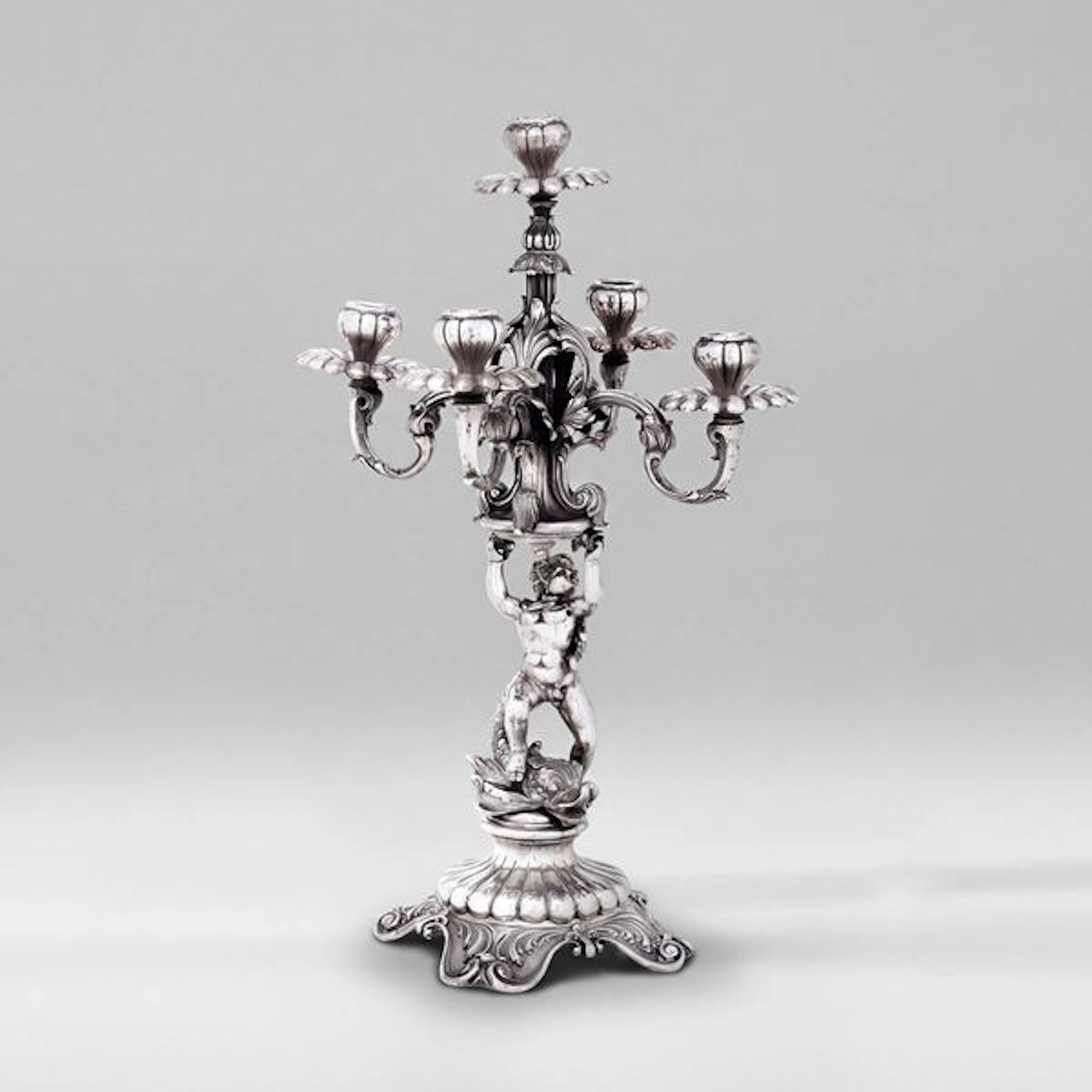 Grande candelabro a cinque fiamme neobarocco. Argenteria artistica