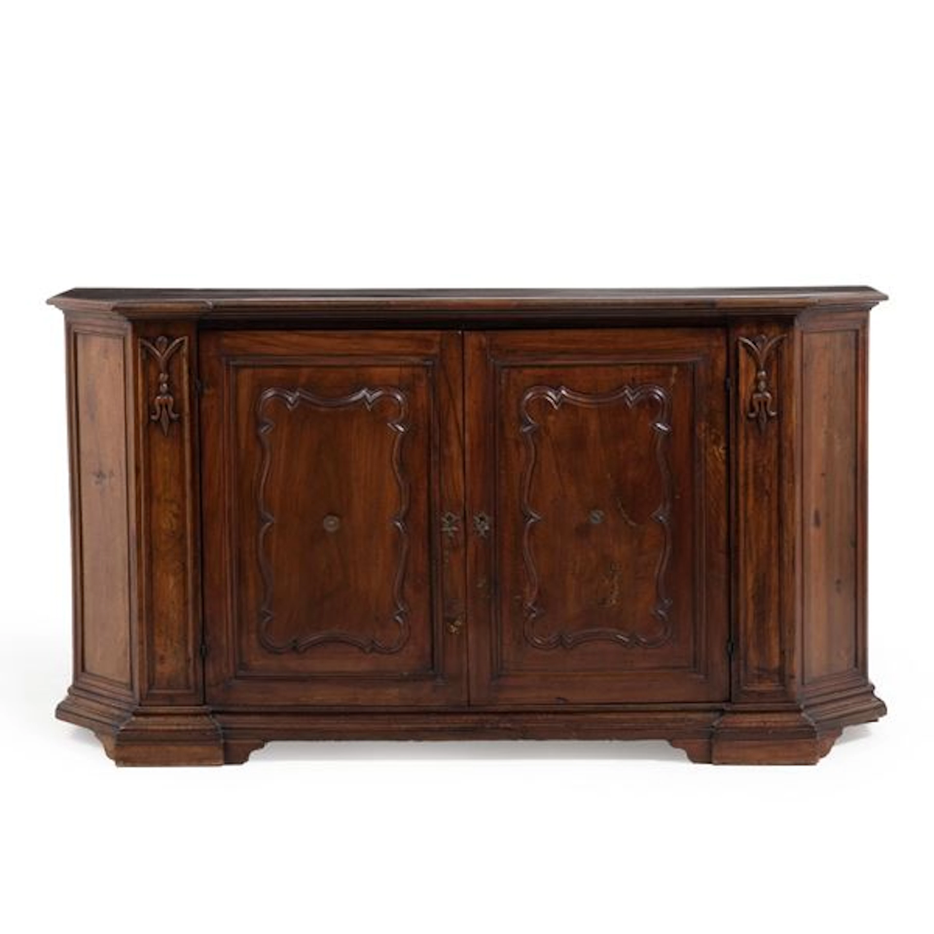 Credenza intagliata con riserve sagomate. XVIII secolo