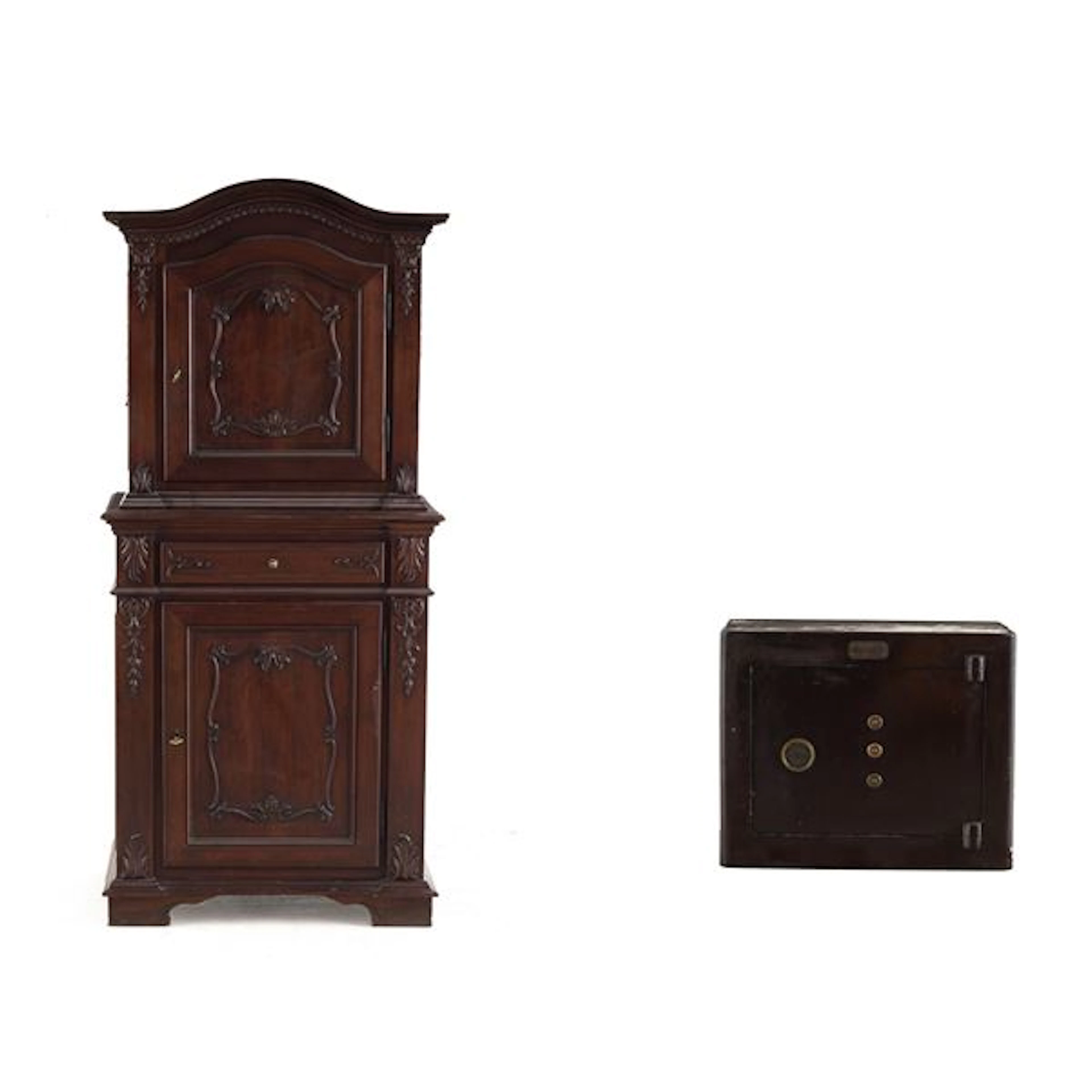 Lotto composto da una credenza con alzata in stile e una cassaforte