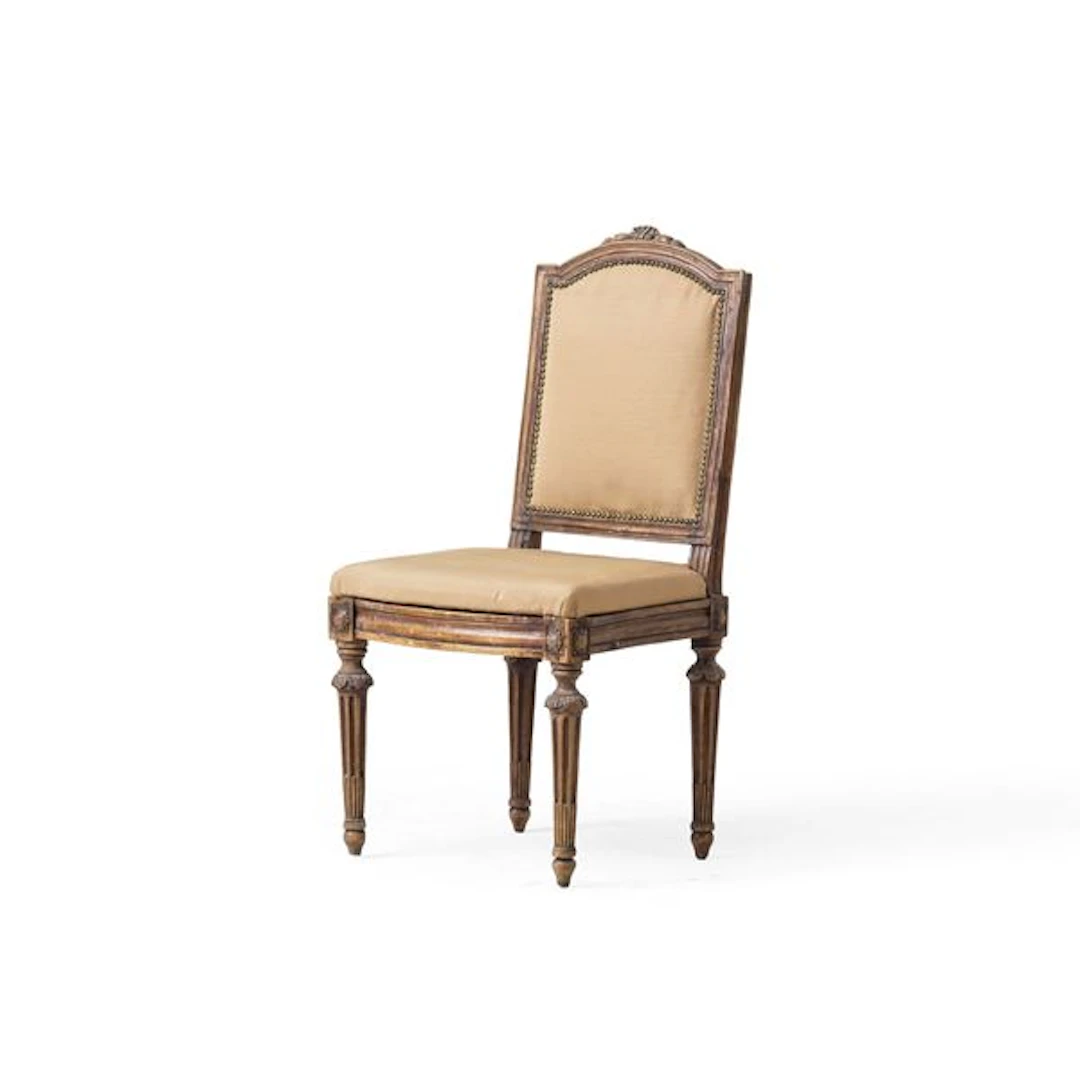 Una sedia in legno stile Luigi XVI