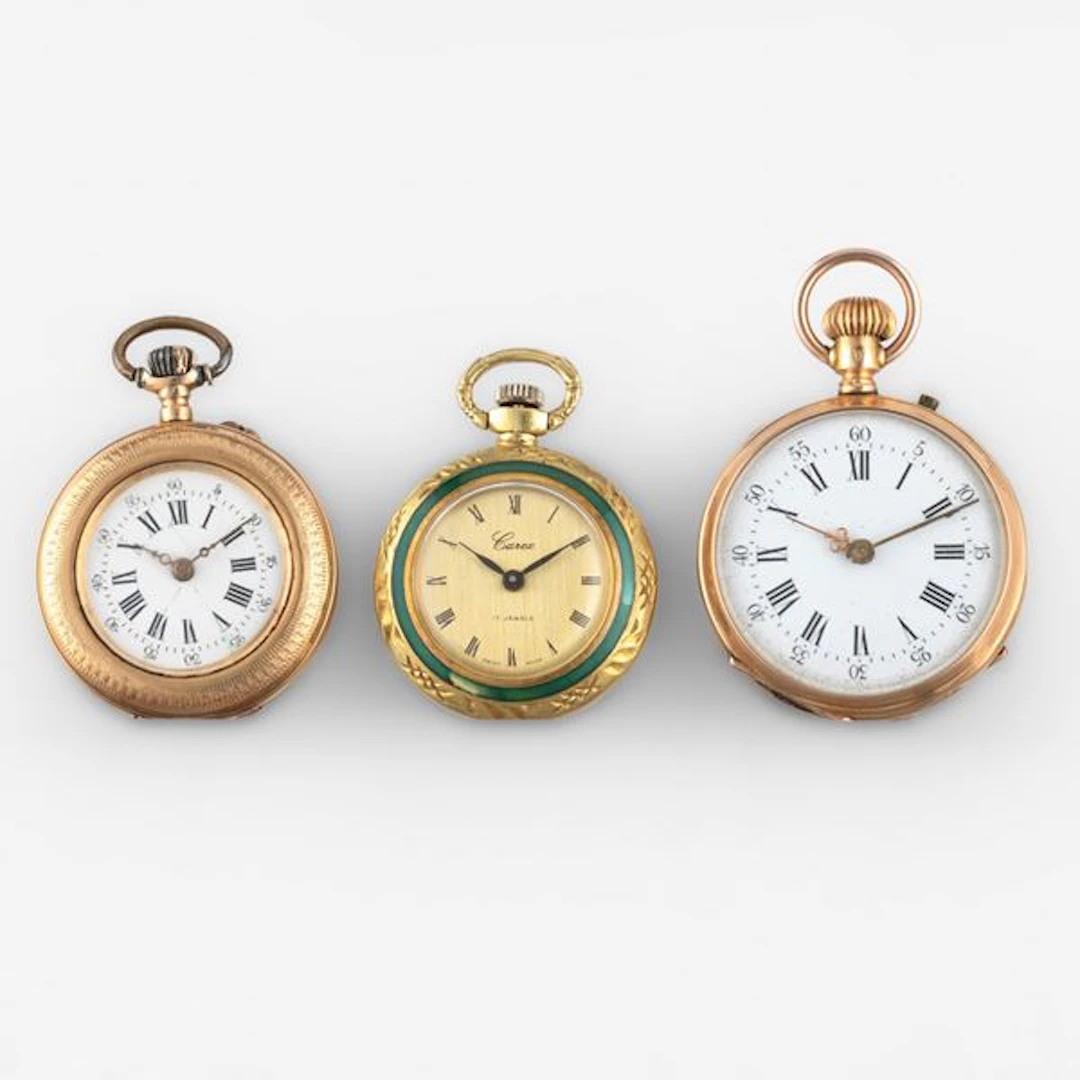 Lotto di tre orologi da tasca, due in oro giallo 18k (28 mm e 30 mm)