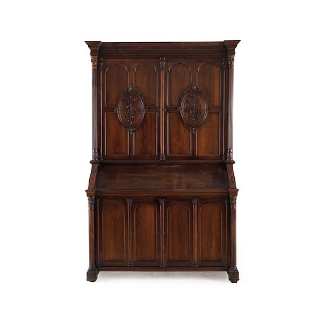 Grande trumeau di forma architettonica in legno intagliato. XIX-XX secolo