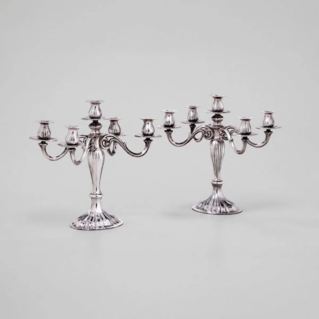 Una coppia di candelabri a cinque luci. Argenteria italiana del XX secolo.