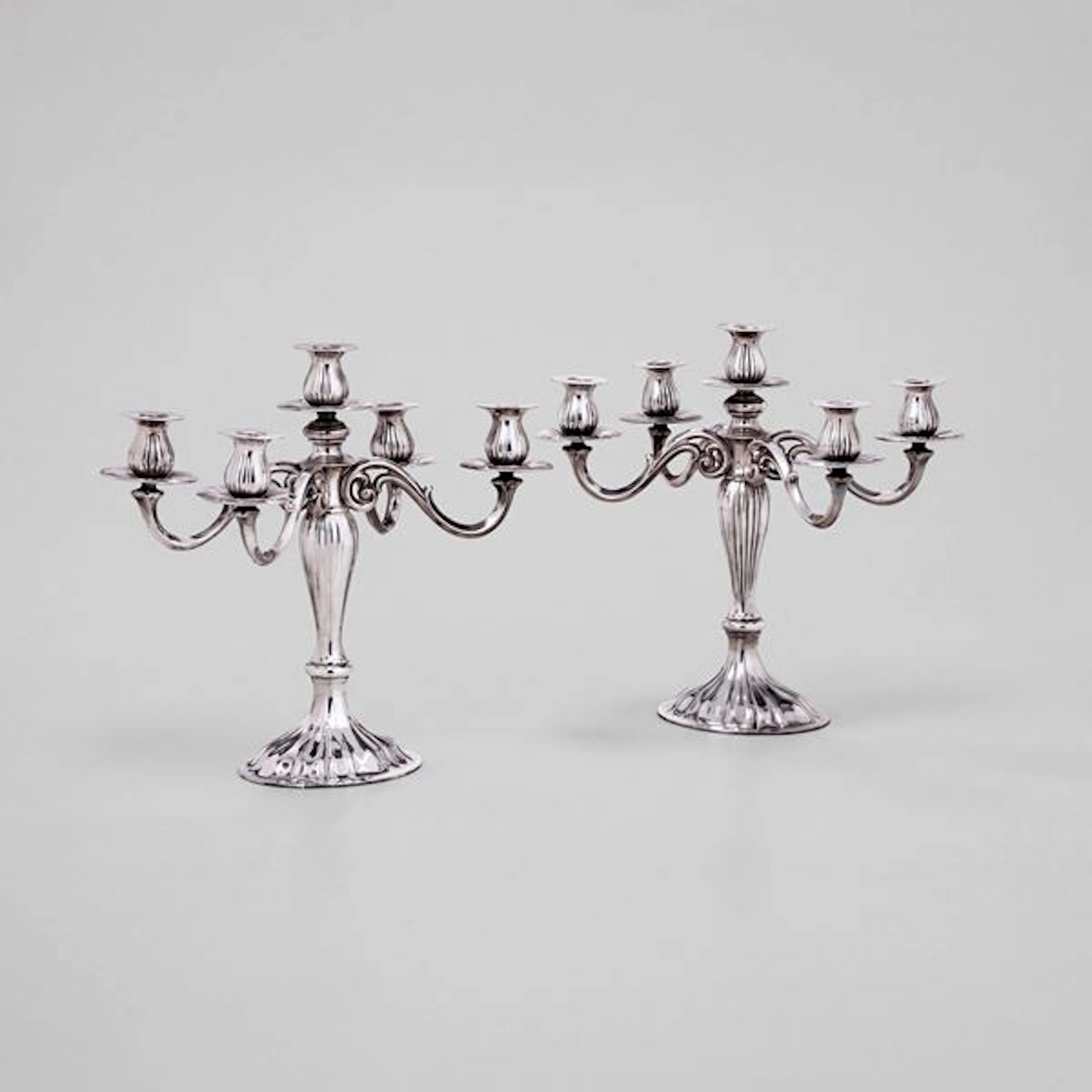 Una coppia di candelabri a cinque luci. Argenteria italiana del XX secolo.