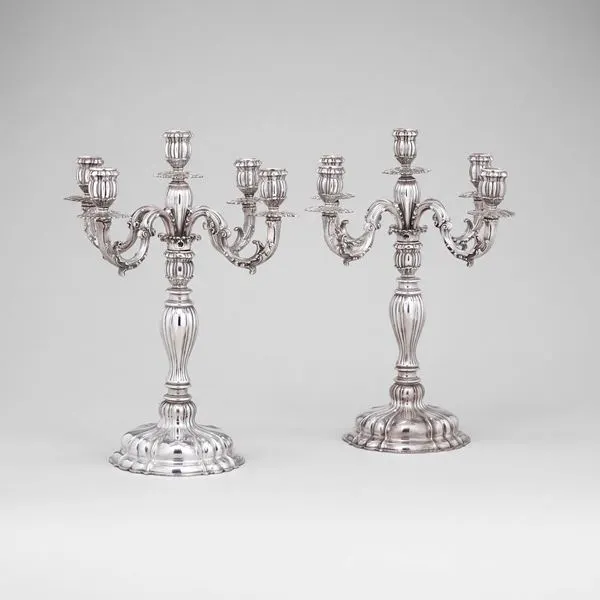 Coppia di grandi candelabri a cinque luci di gusto neobarocco. Argenteria