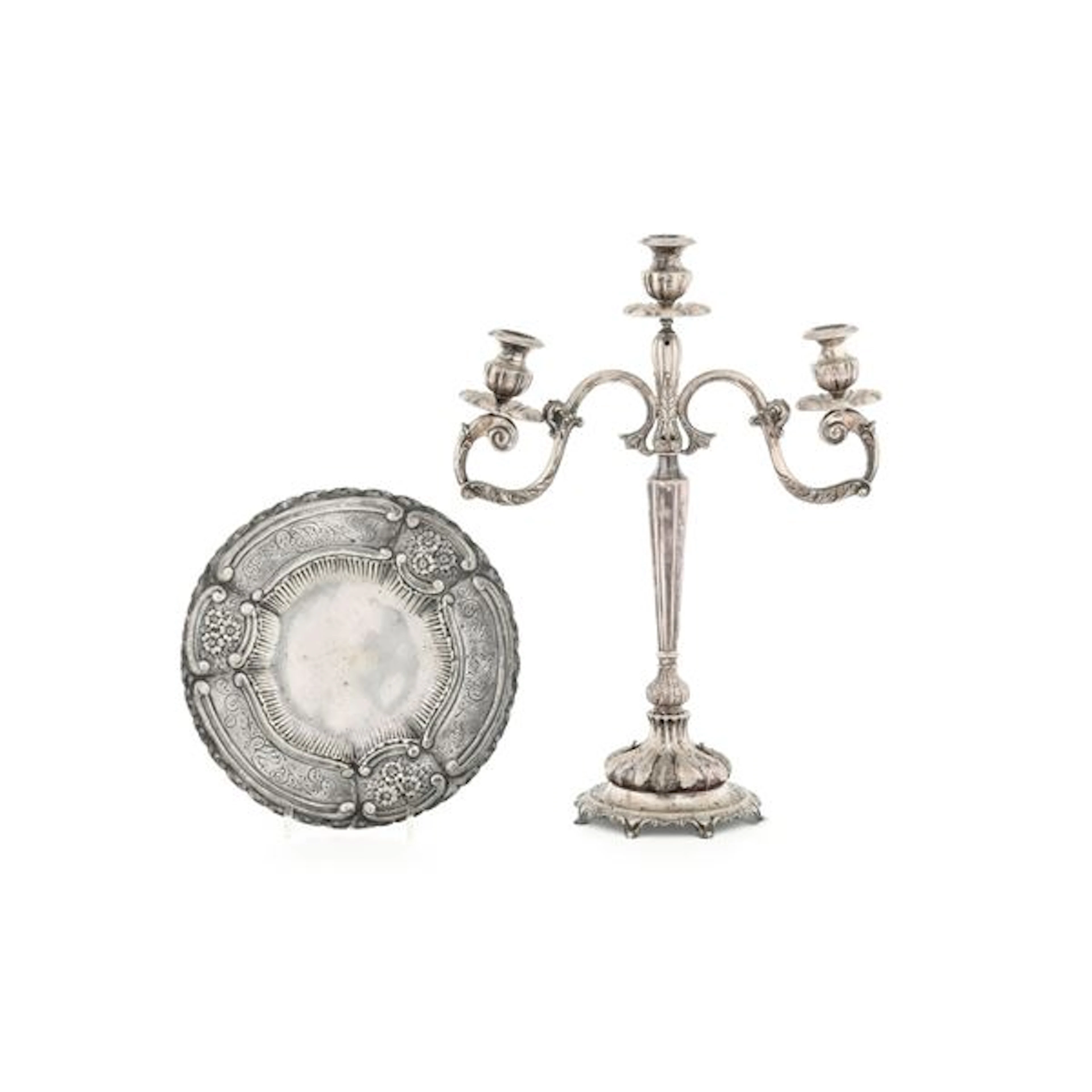 Candelabro e piatto in metallo argentato. XX secolo