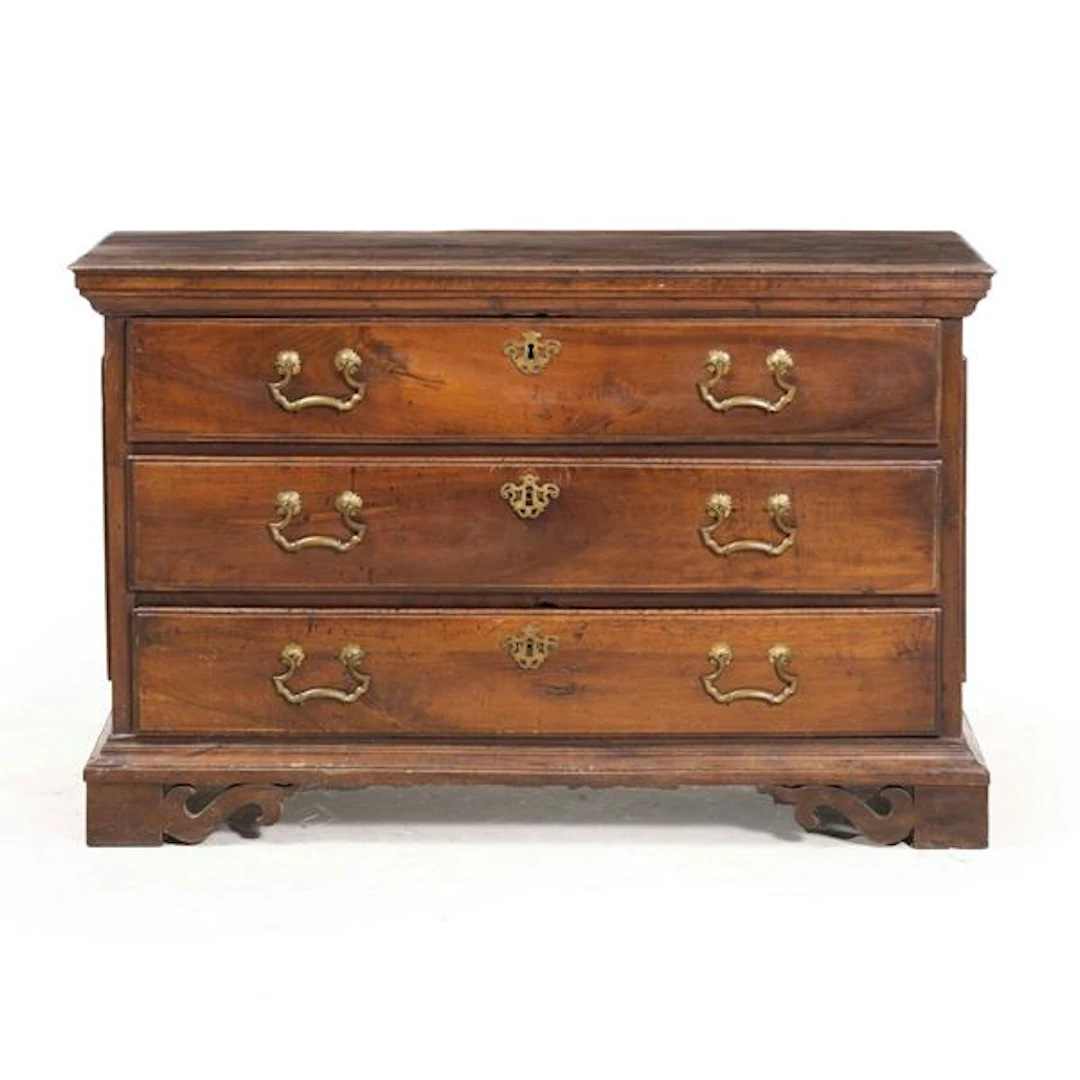 Cassettone in legno. Elementi antichi