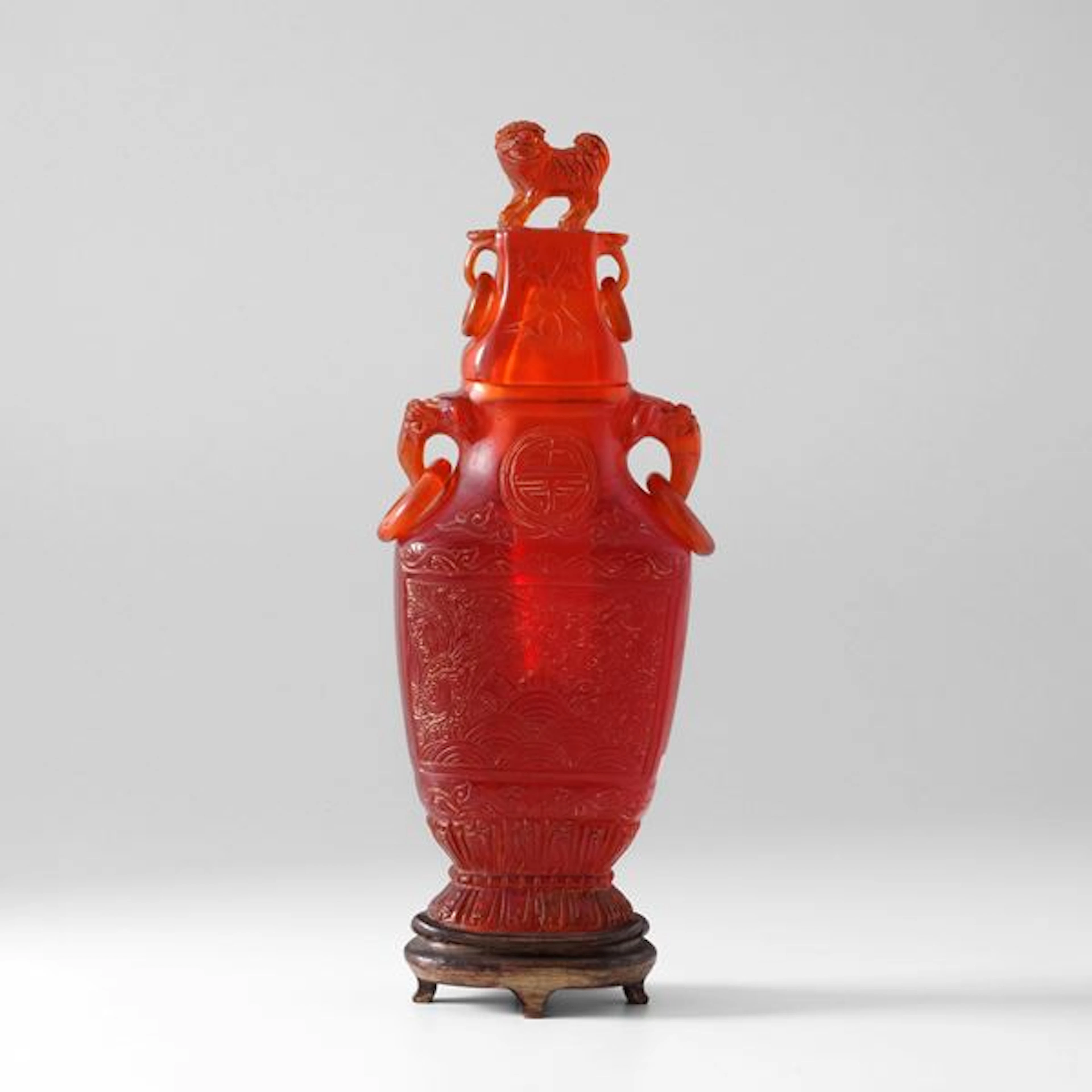 Vaso biansato in "Cherry Amber" con presa del coperchio a foggia di