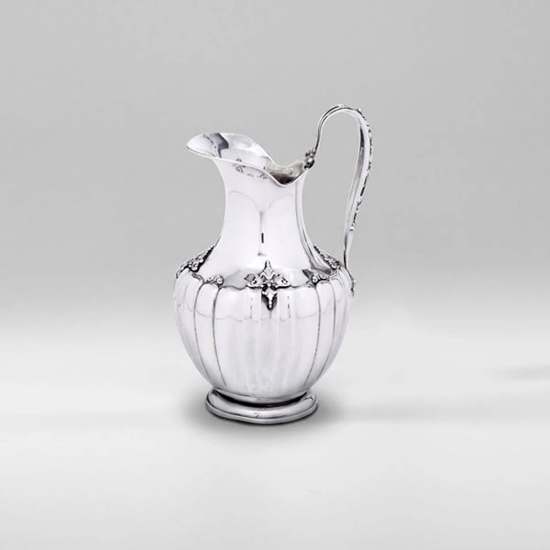 Una caraffa con corpo bacellato. Argenteria italiana del XX secolo.