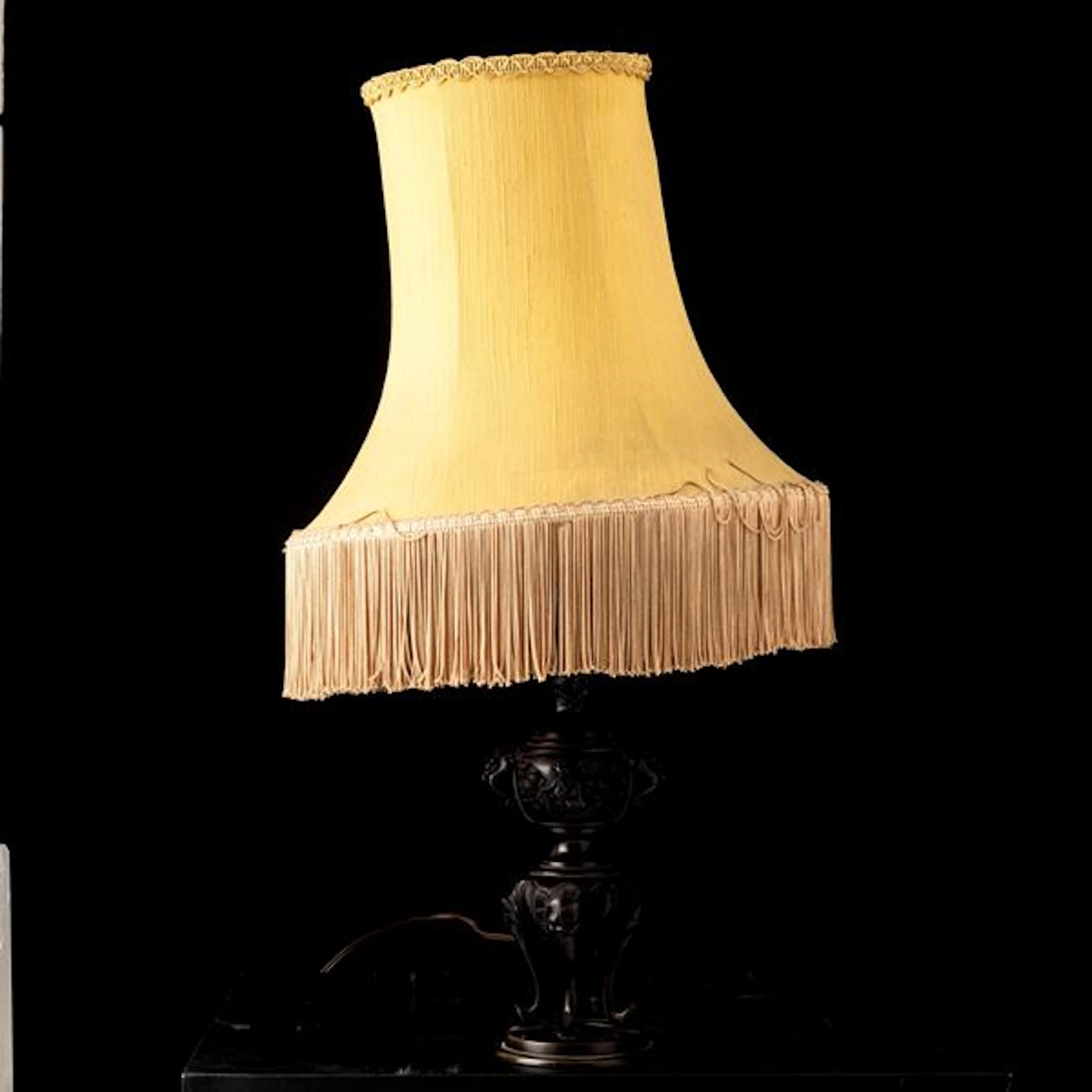 Portacandele tripode in bronzo con decori raffiguranti personaggi