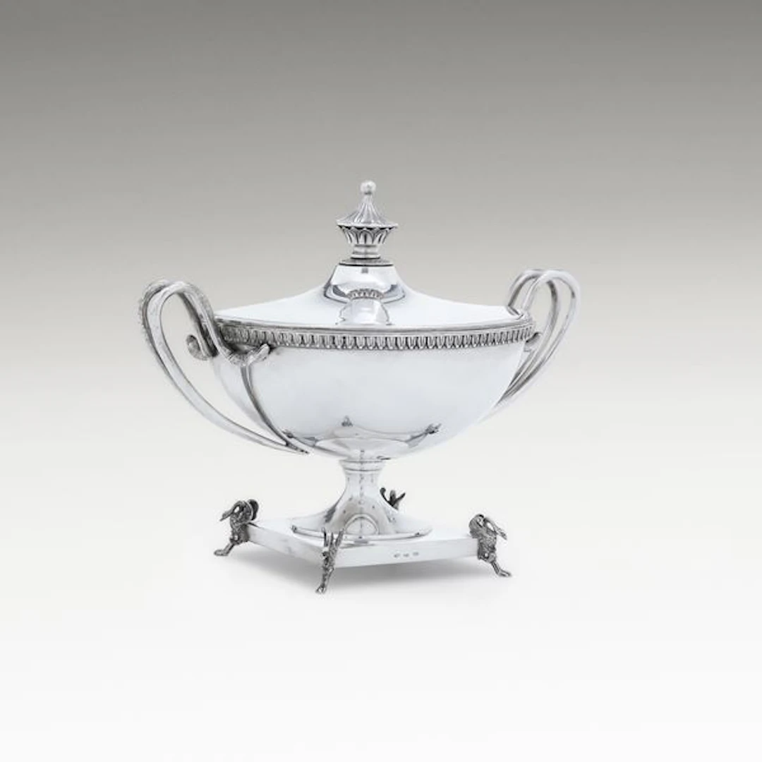 Una zuppiera in stile neoclassico. Argenteria artistica milanese