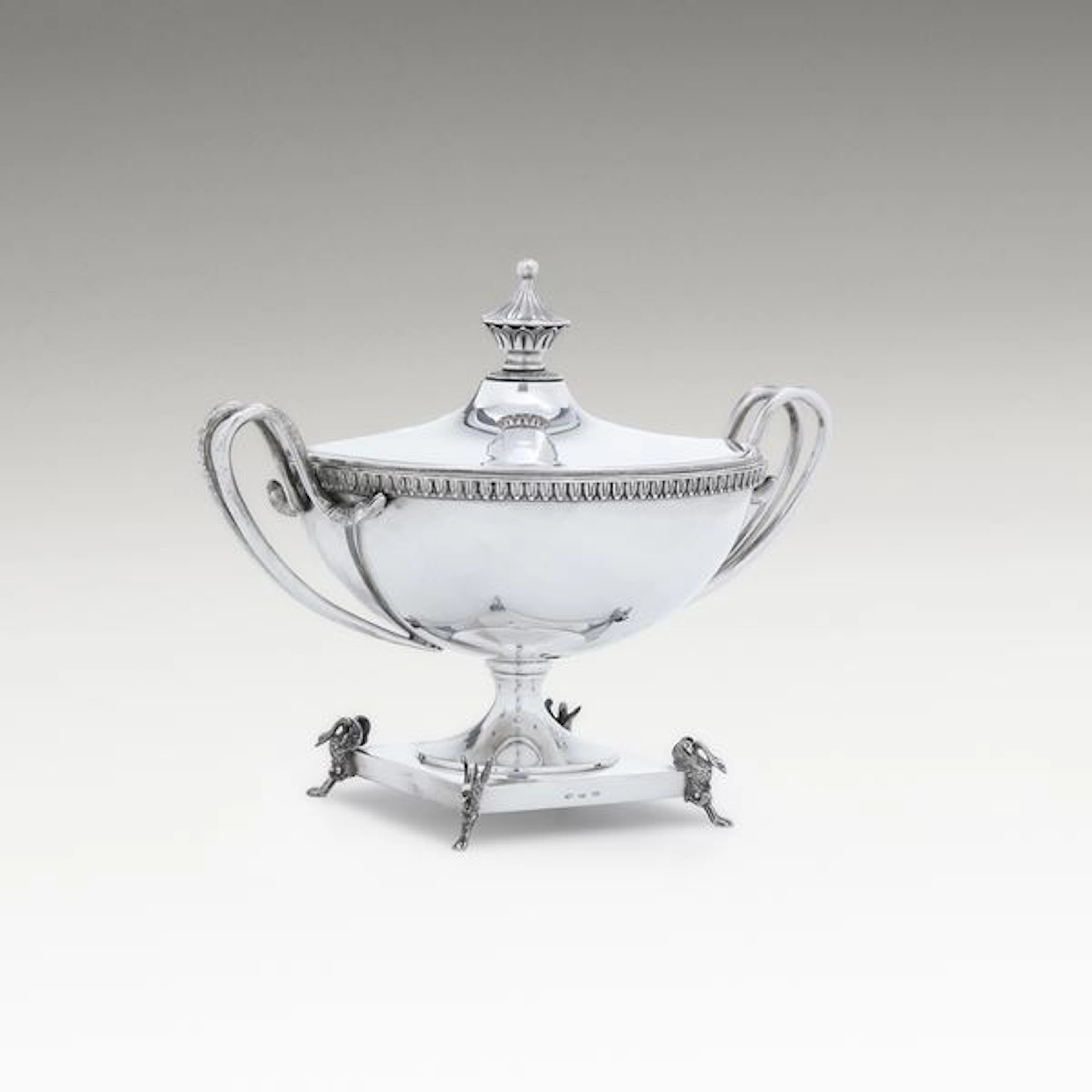 Una zuppiera in stile neoclassico. Argenteria artistica milanese