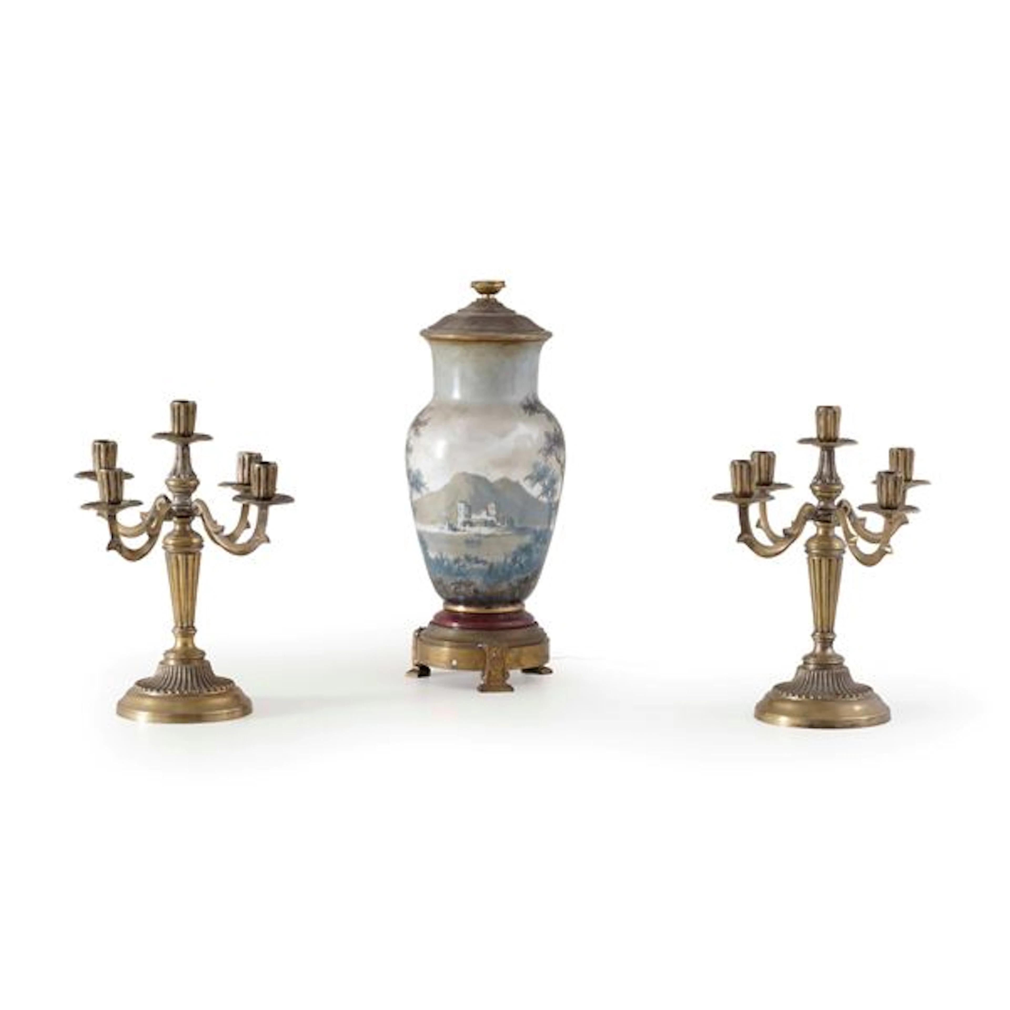 Coppia di candelabri in ottone e un vaso in porcellana. Francia, XIX-XX secolo