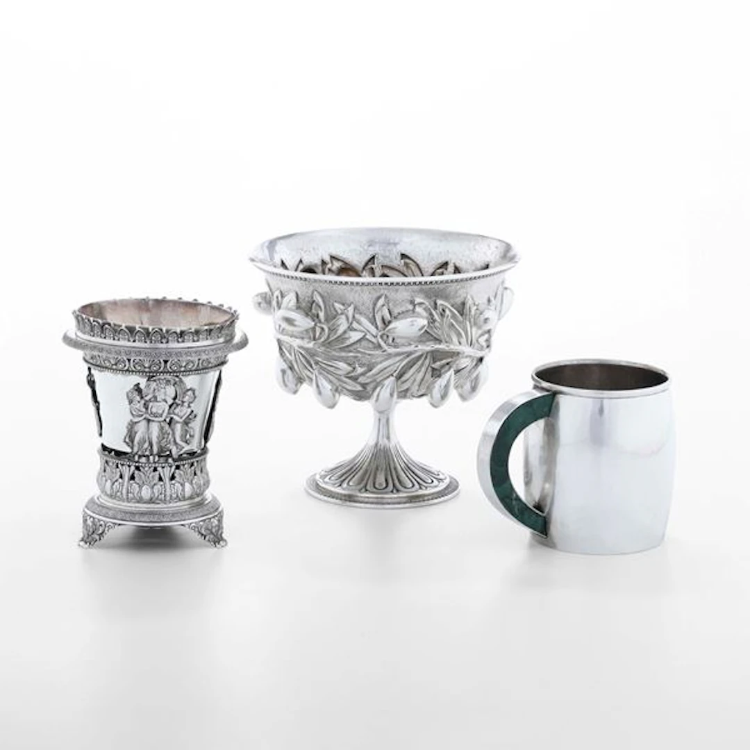 Lotto composto da un boccale con inserti in malachite, un vaso (con