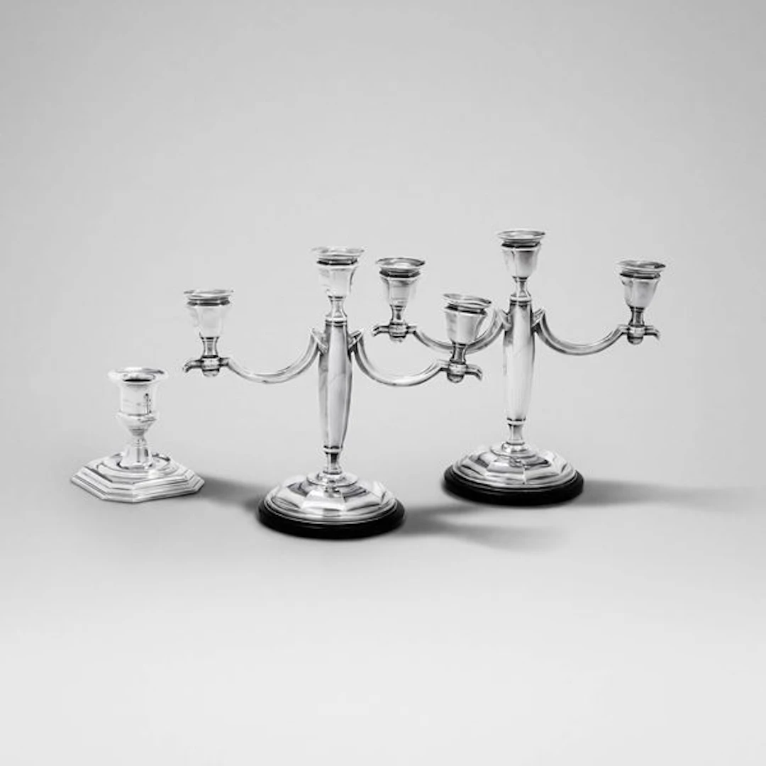 Una coppia di candelabri a tre fiamme di modello DecÃ² su base circolare