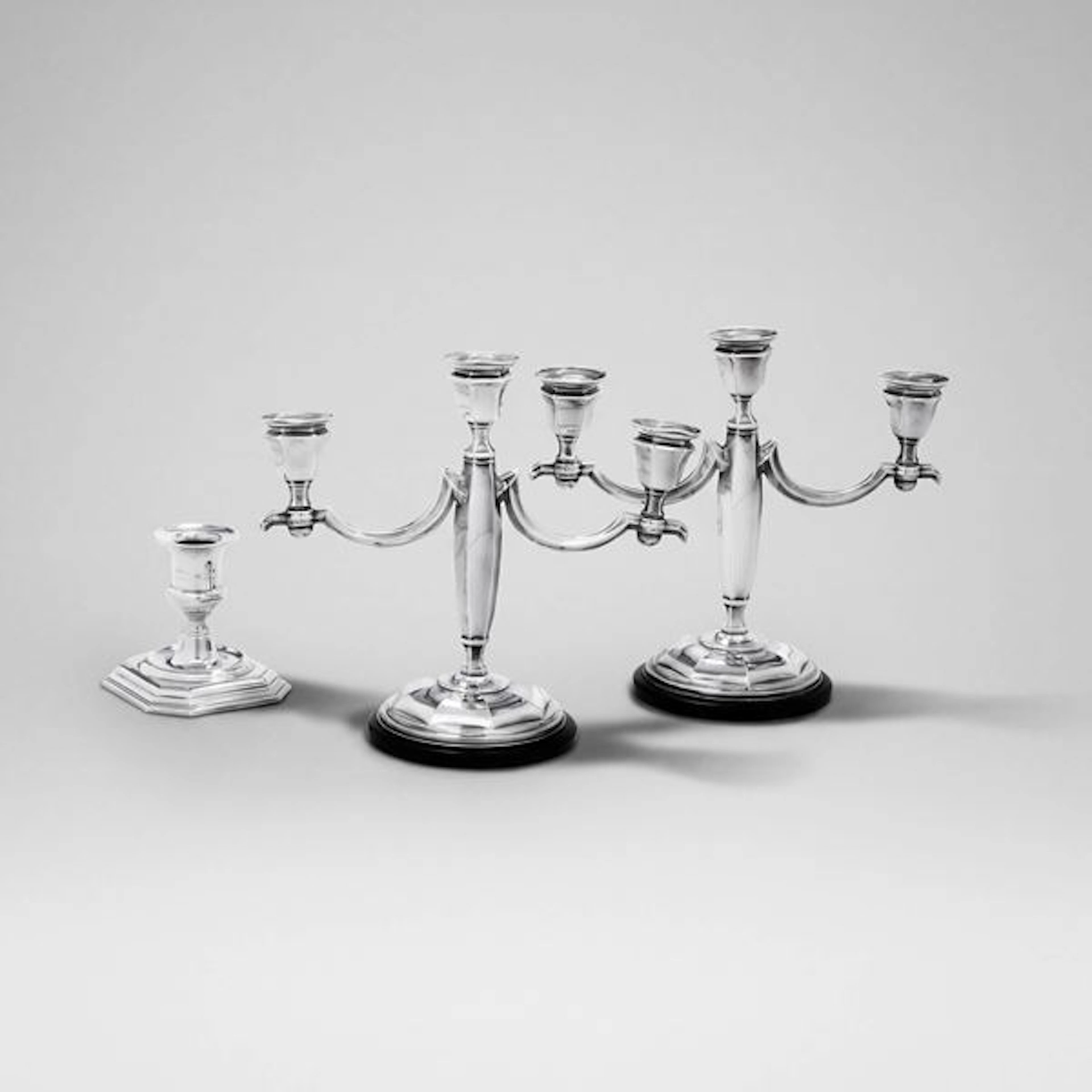 Una coppia di candelabri a tre fiamme di modello DecÃ² su base circolare