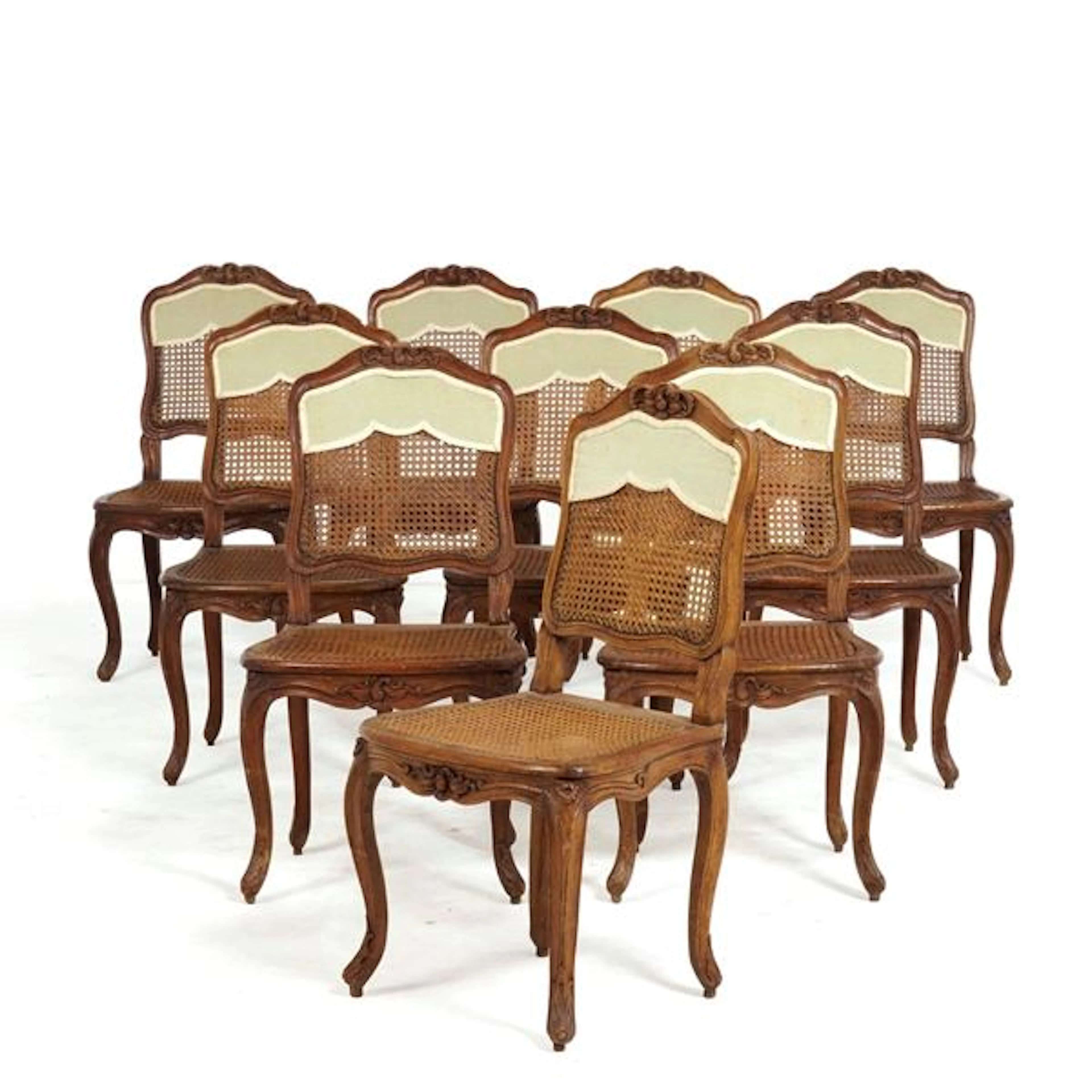Gruppo di dieci sedie in legno intagliato. Francia, XVIII secolo
