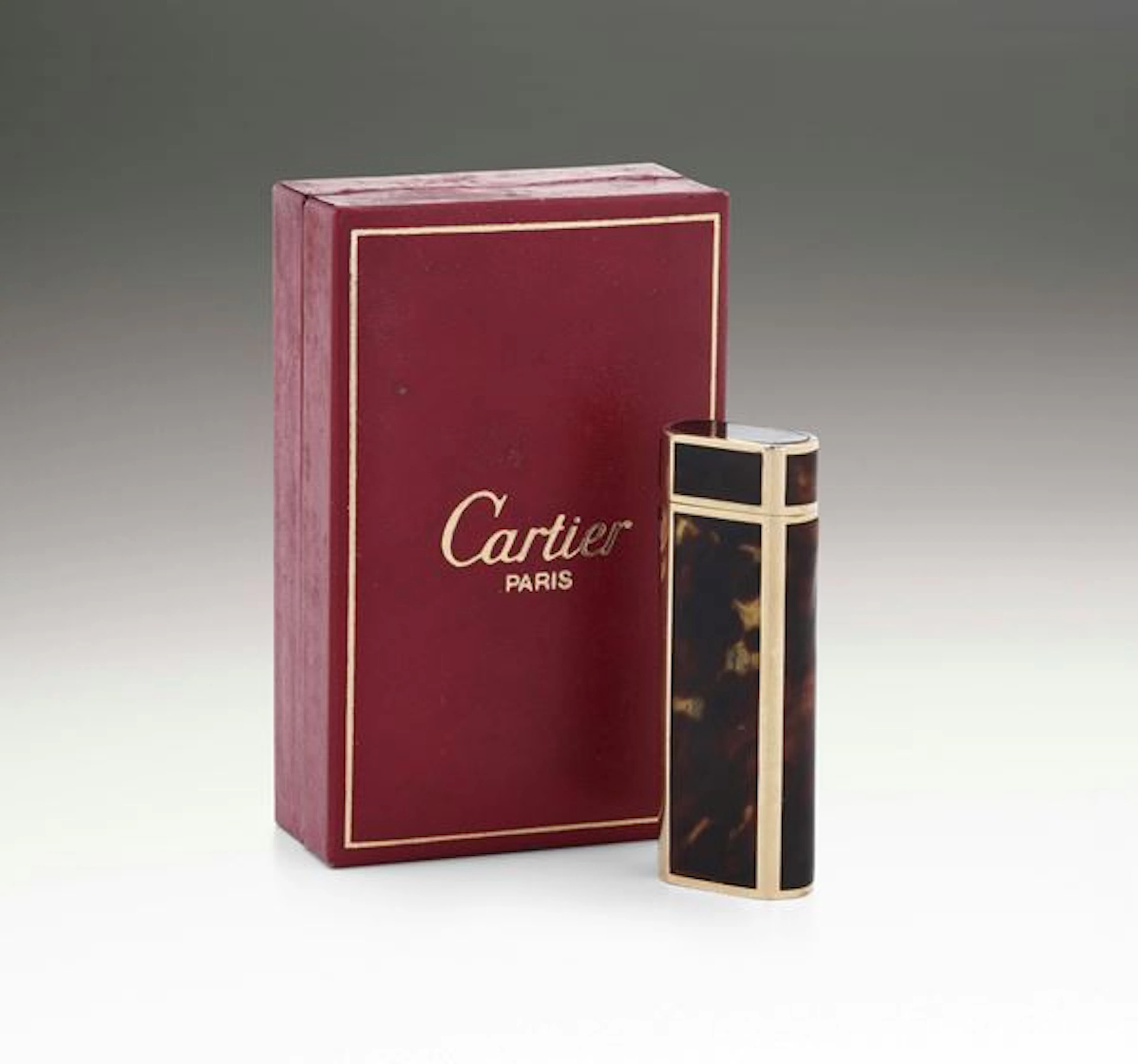 Cartier. Accendino con rivestimento in oro 750 e resina.