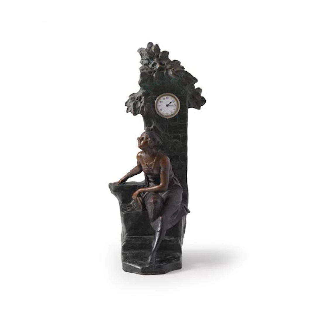 Orologio scultura. Probabilmente Francia, inizi XX secolo. Monogramma