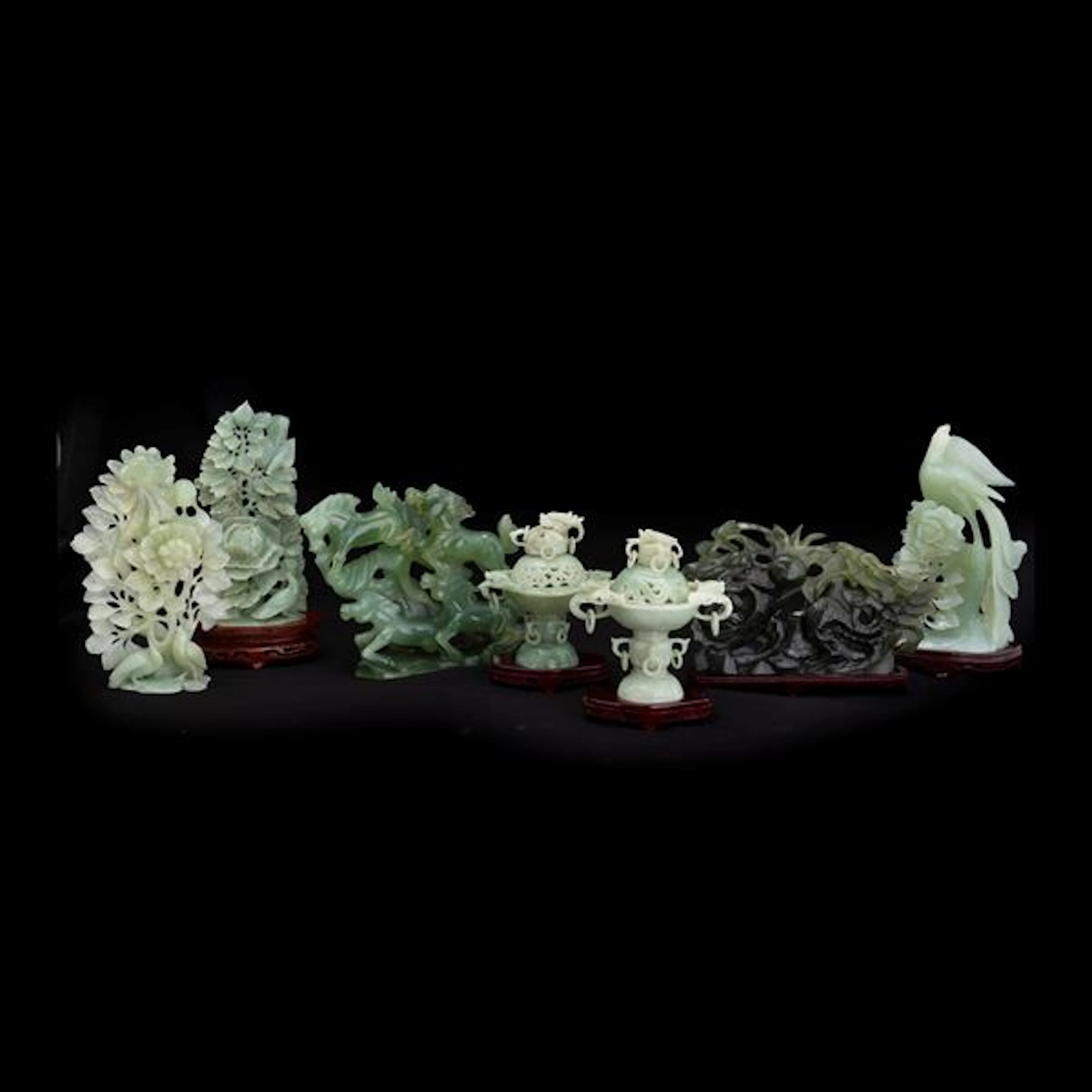 Lotto composto da sculture a soggetto naturalistico in giada verde