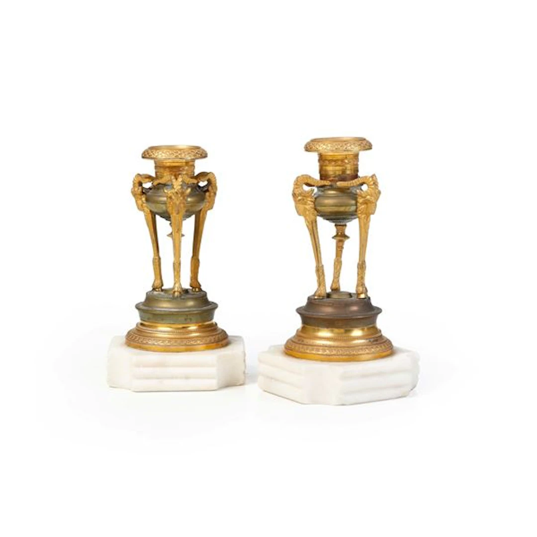 Coppia di porta candele in bronzo dorato. Francia XIX secolo