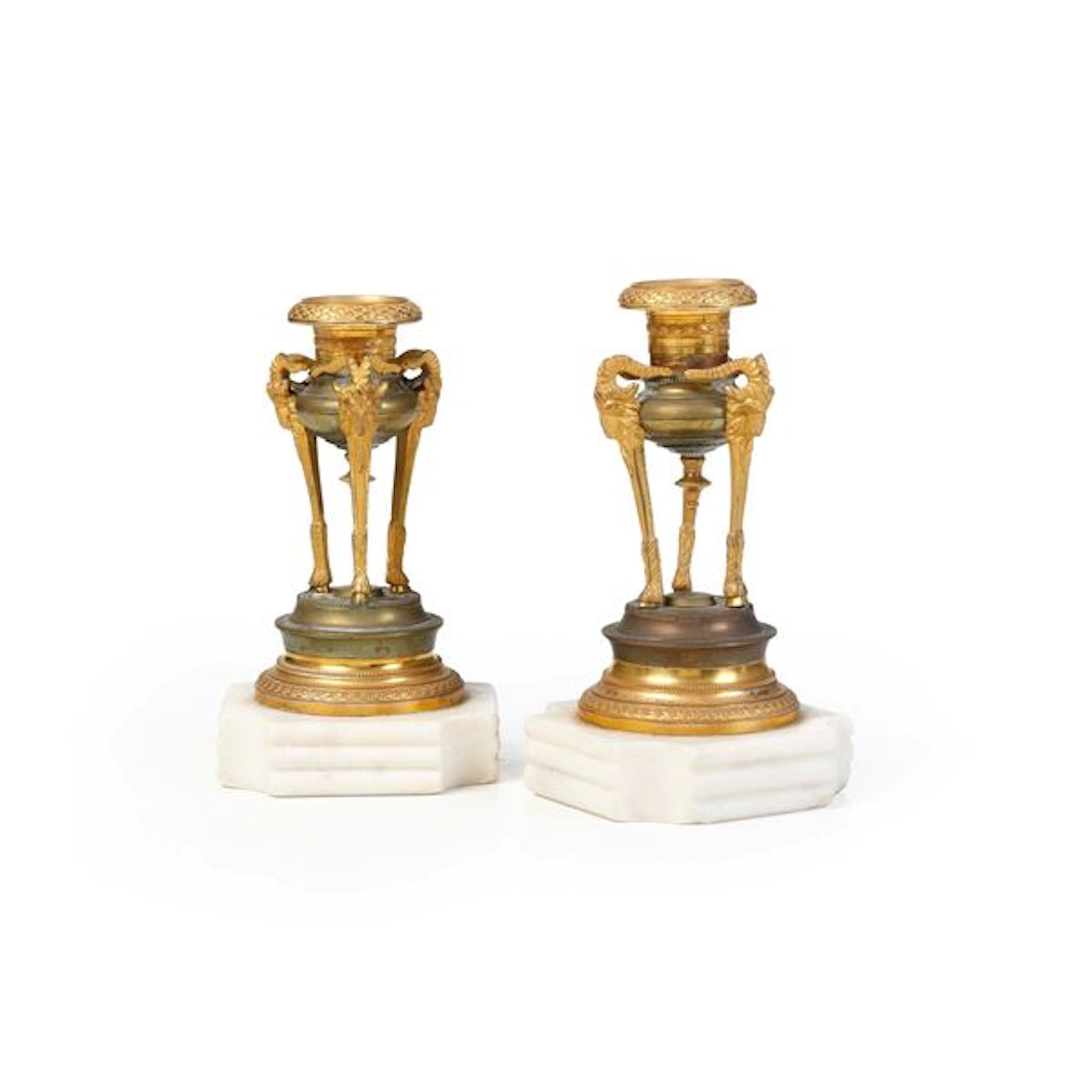 Coppia di porta candele in bronzo dorato. Francia XIX secolo
