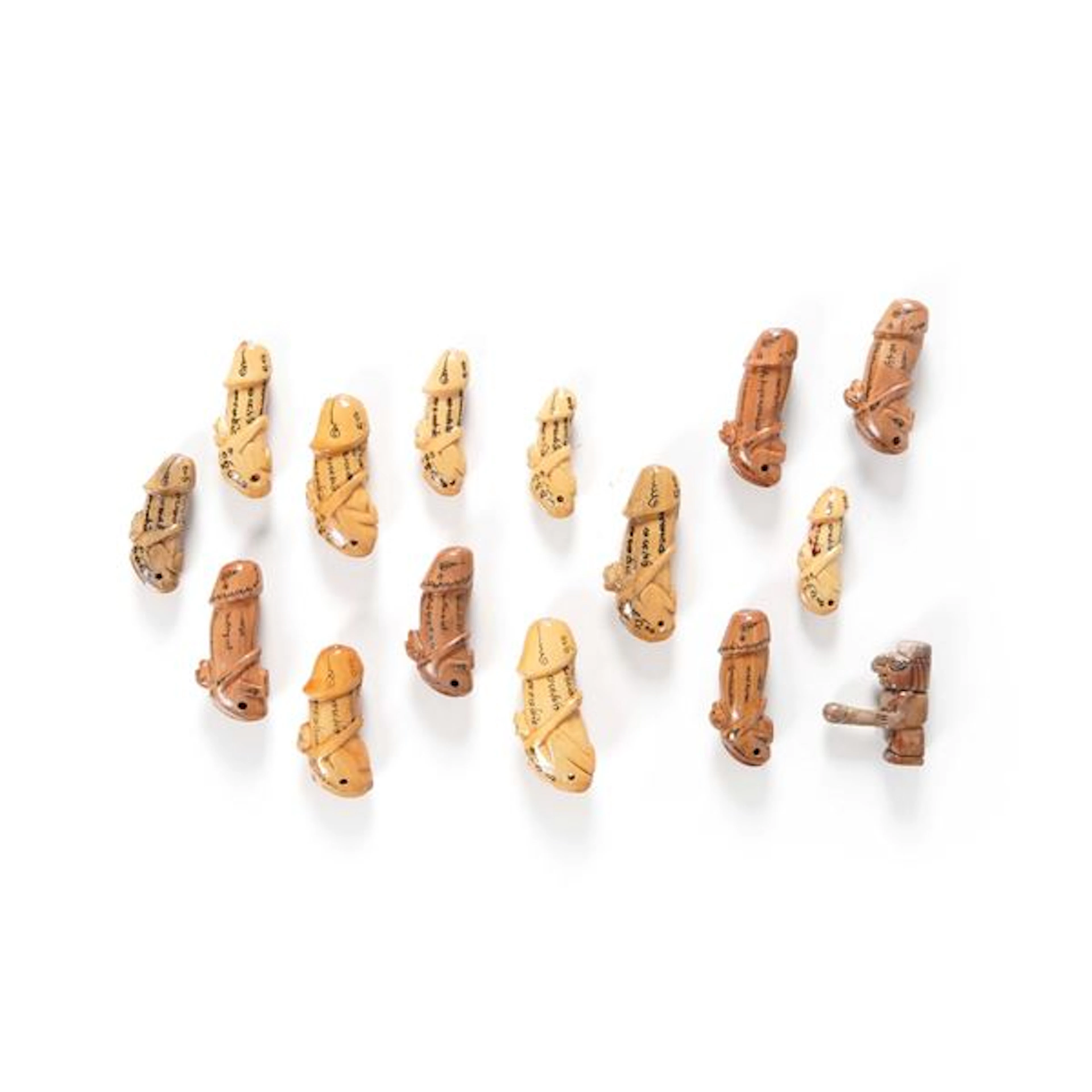Lotto di quindici sculture di forma fallica. XX secolo