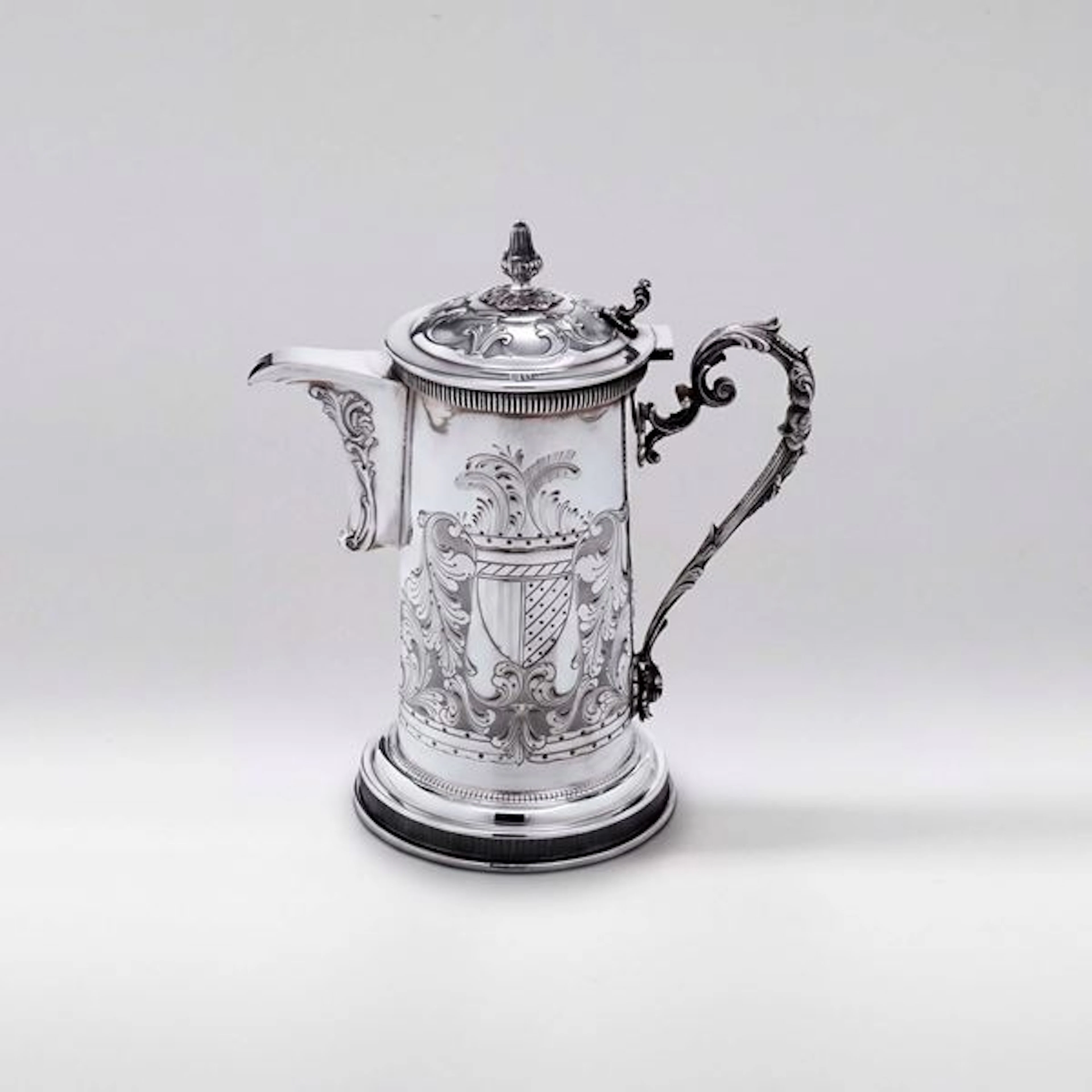 Brocca di gusto inglese. Argenteria artistica italiana del XX-XXI
