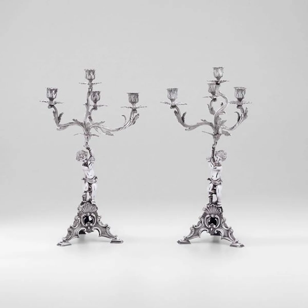 Una coppia di candelabri di gusto neobarocco. Manifattura italiana