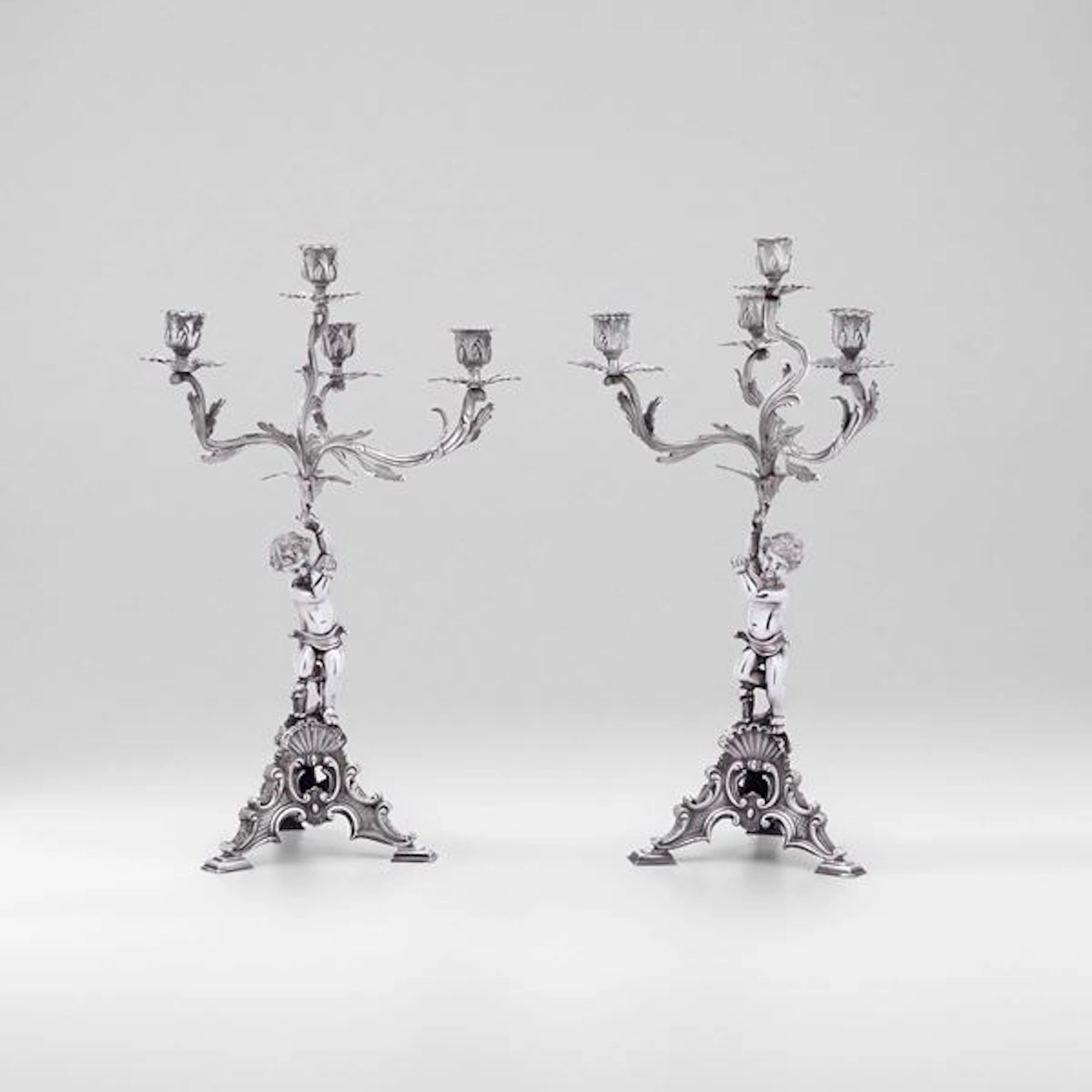 Una coppia di candelabri di gusto neobarocco. Manifattura italiana