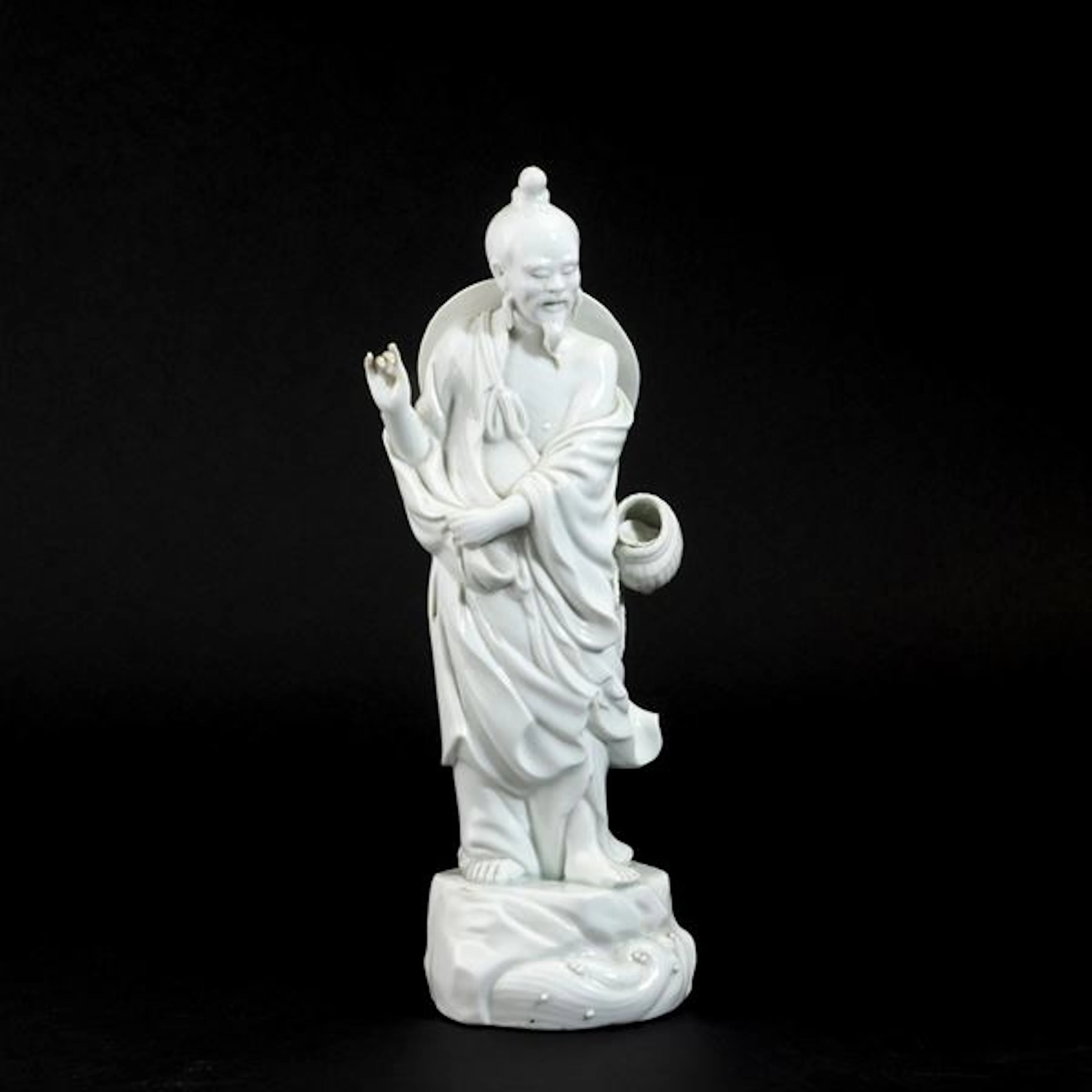 Figura di pescatore in porcellana Blanc de Chine, Cina, XX secolo