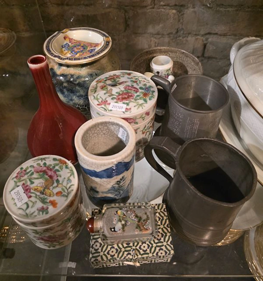 Miscellanea di contenitori di diverso materiale e decoro