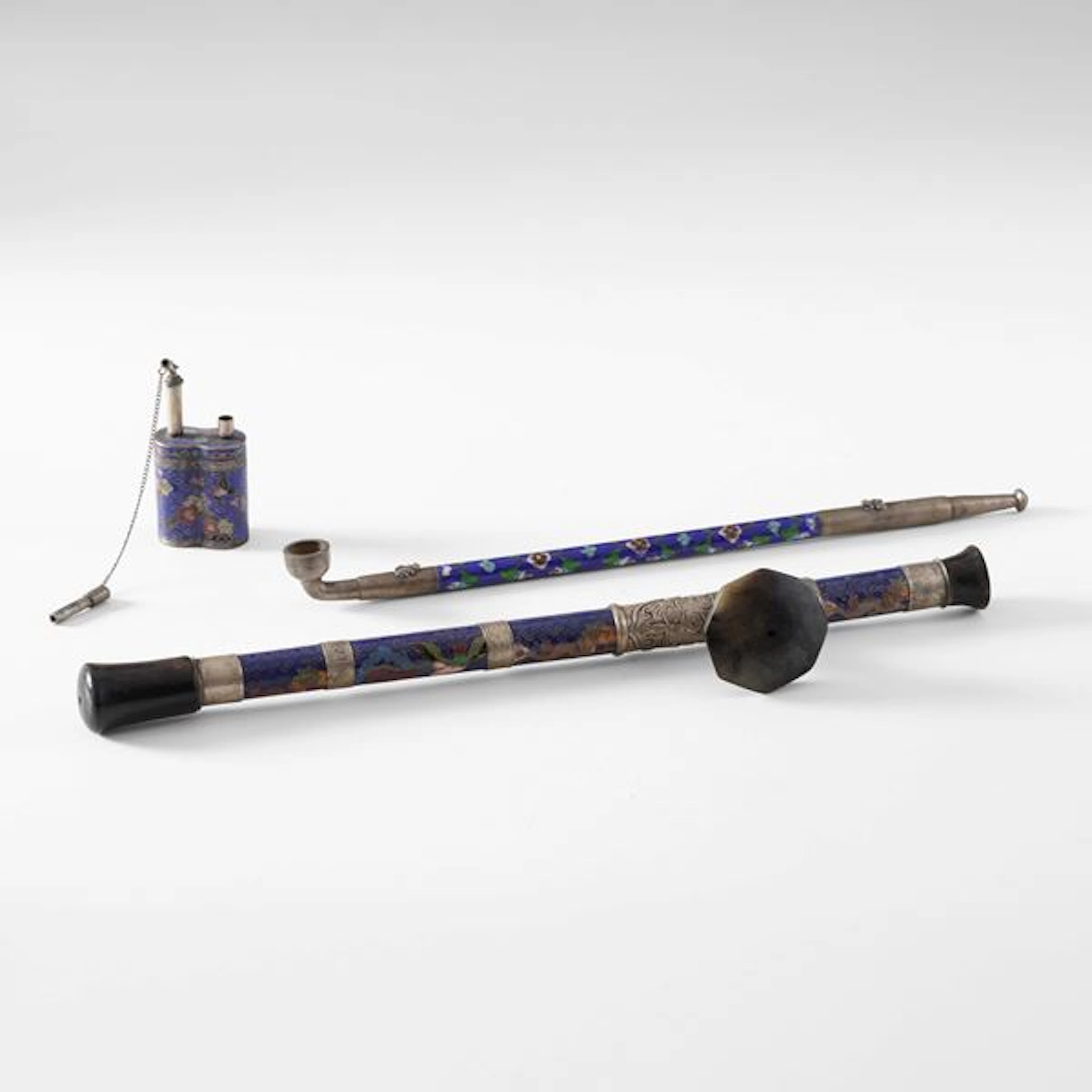 Lotto composto da tre pipe a smalti policromi cloisonnÃ© con decori