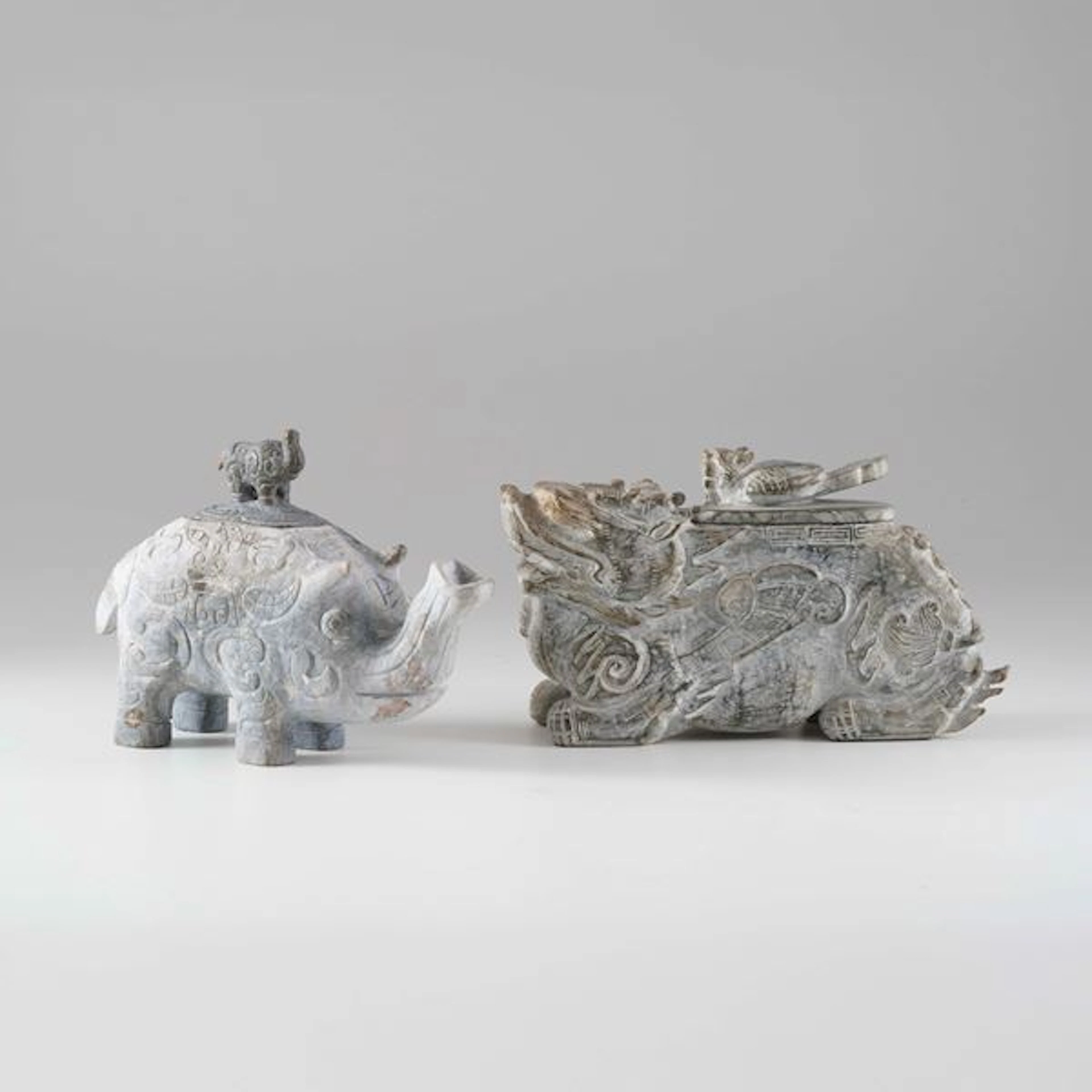 Lotto composto da figura di elefante e figura di drago in pietra dura