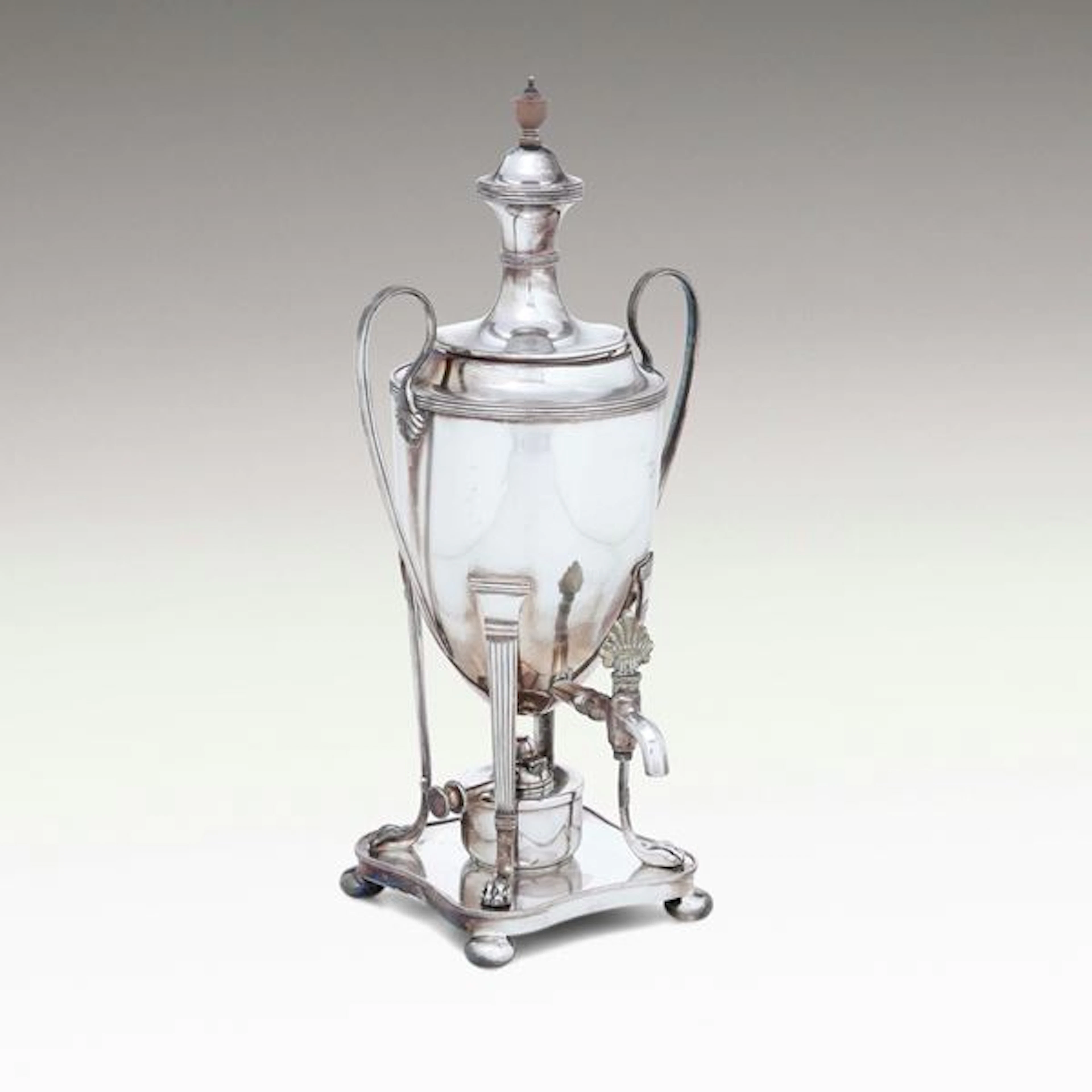 Samovar in metallo argentato. XX secolo