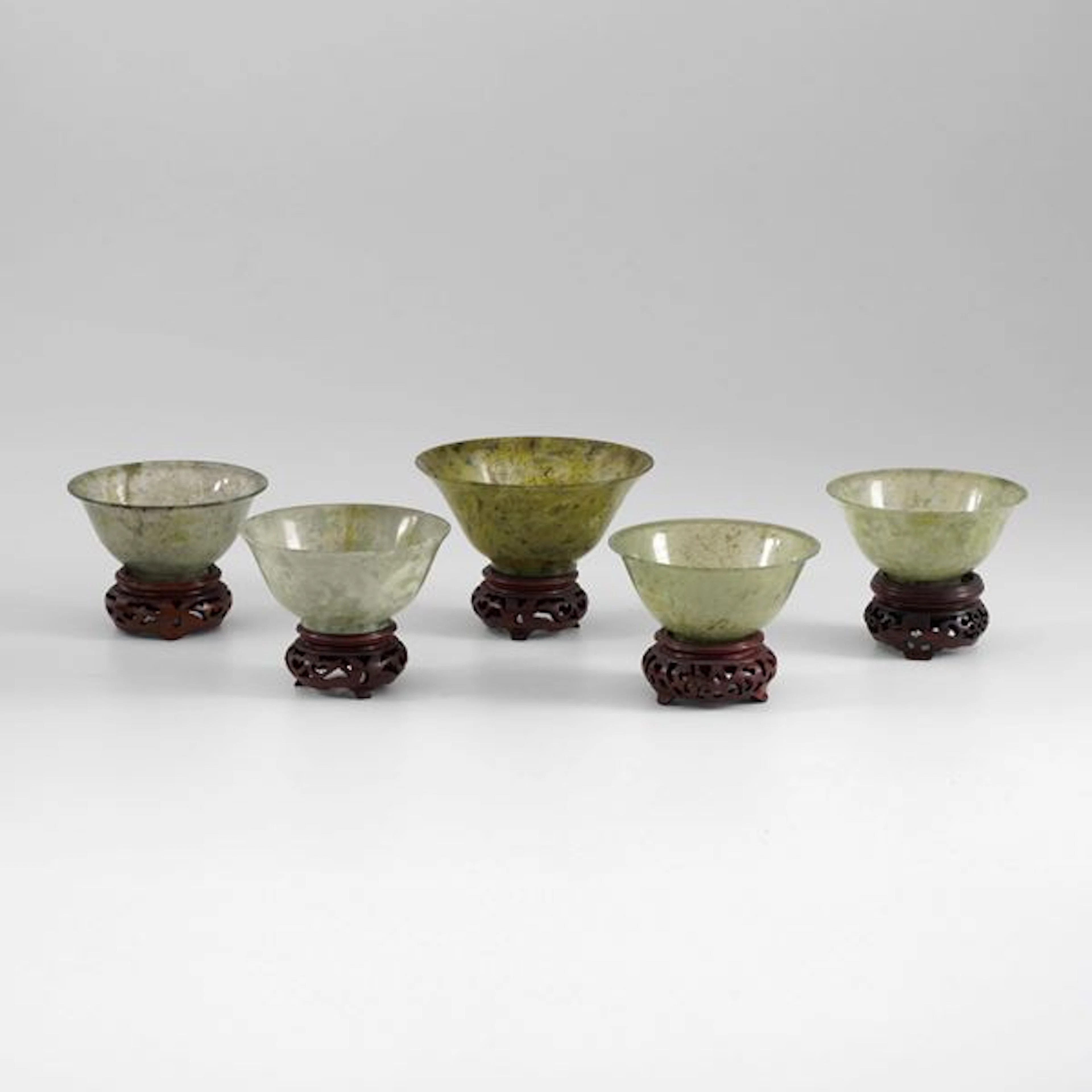 Lotto composto da coppette in giada verde, Cina, XX secolo