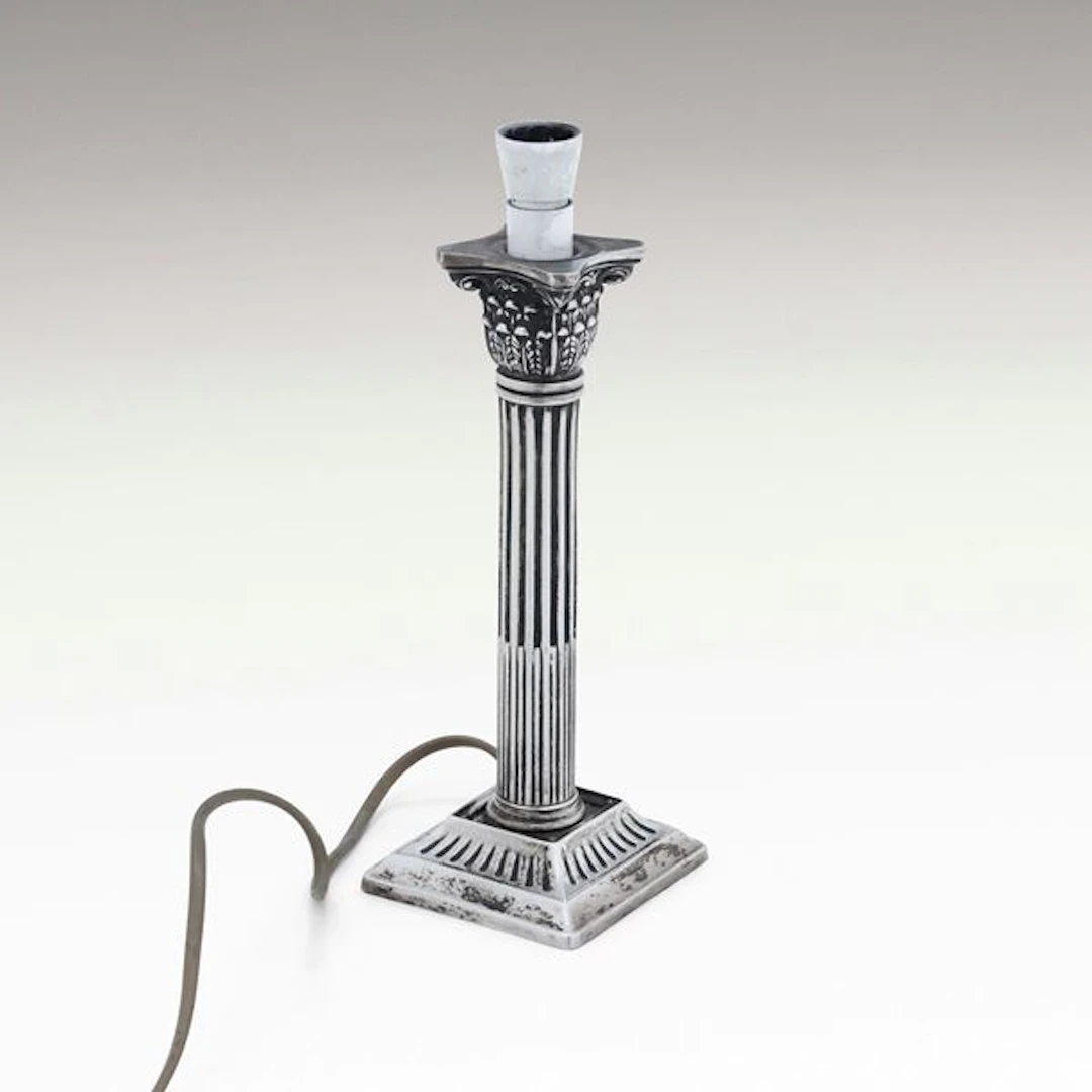 Candeliere a colonna trasformato in lampada. Manifattura del XX secolo.
